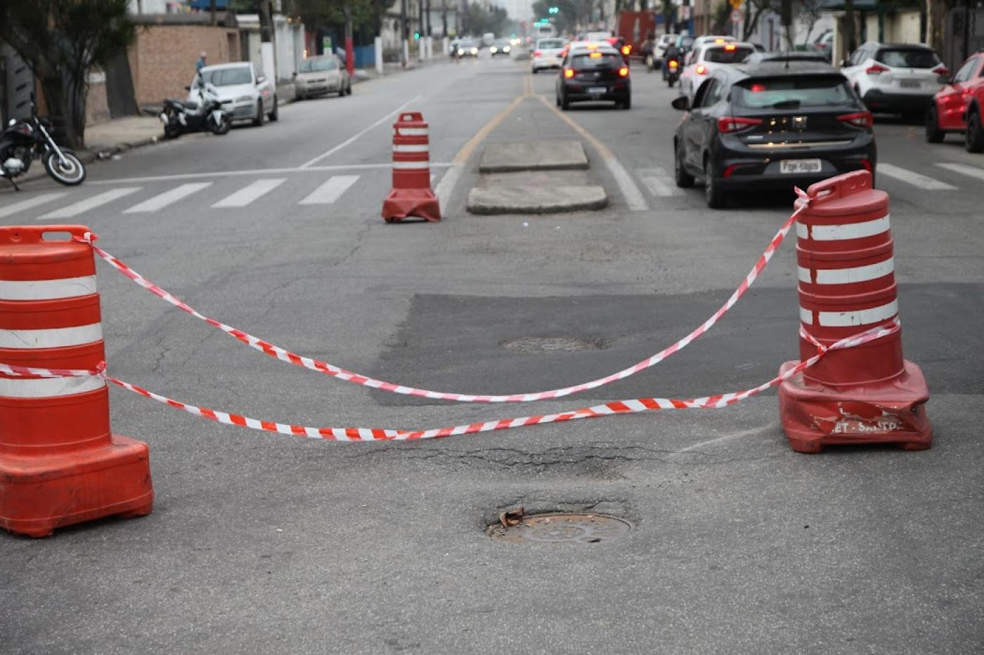 buraco na rua isolado por cones e fita. #paratodos