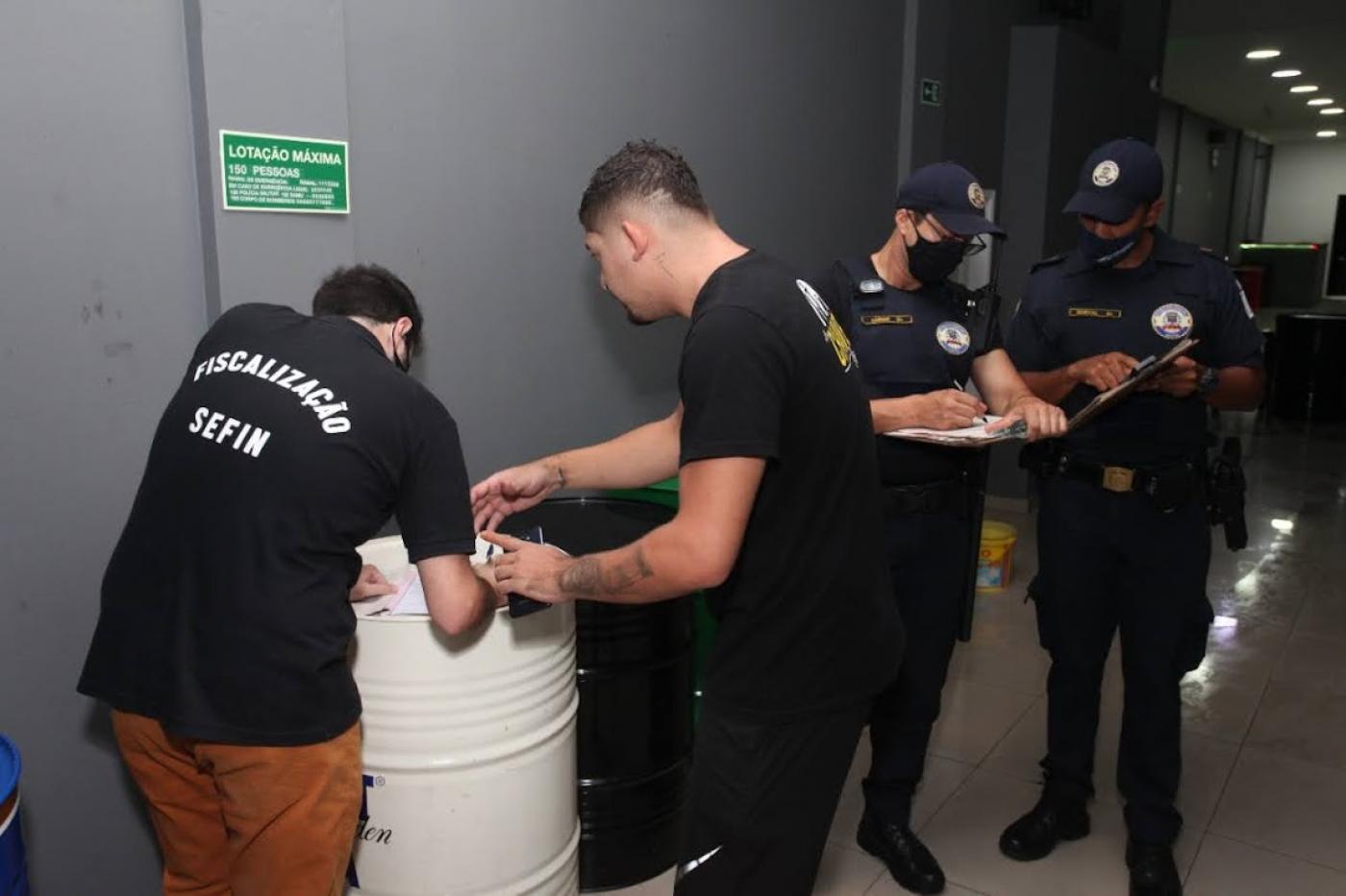 agentes e guardas municipais em estabelecimento #paratodosverem