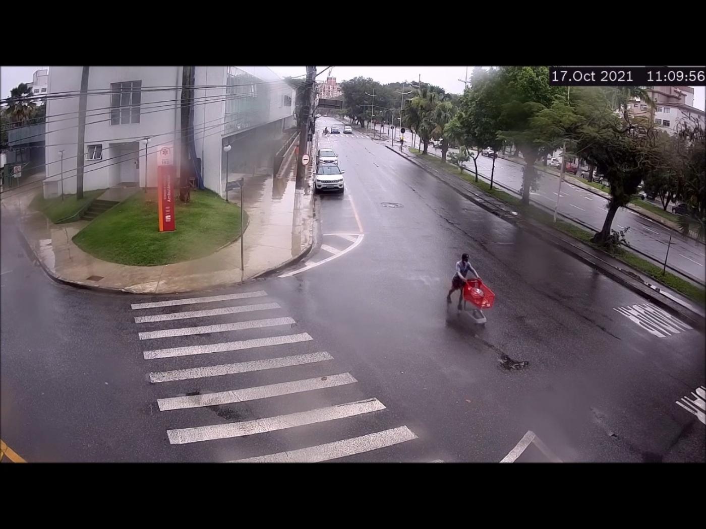 a UPA Zona Leste à esquerda e o homem saindo com um carrinho de feira. #paratodosverem