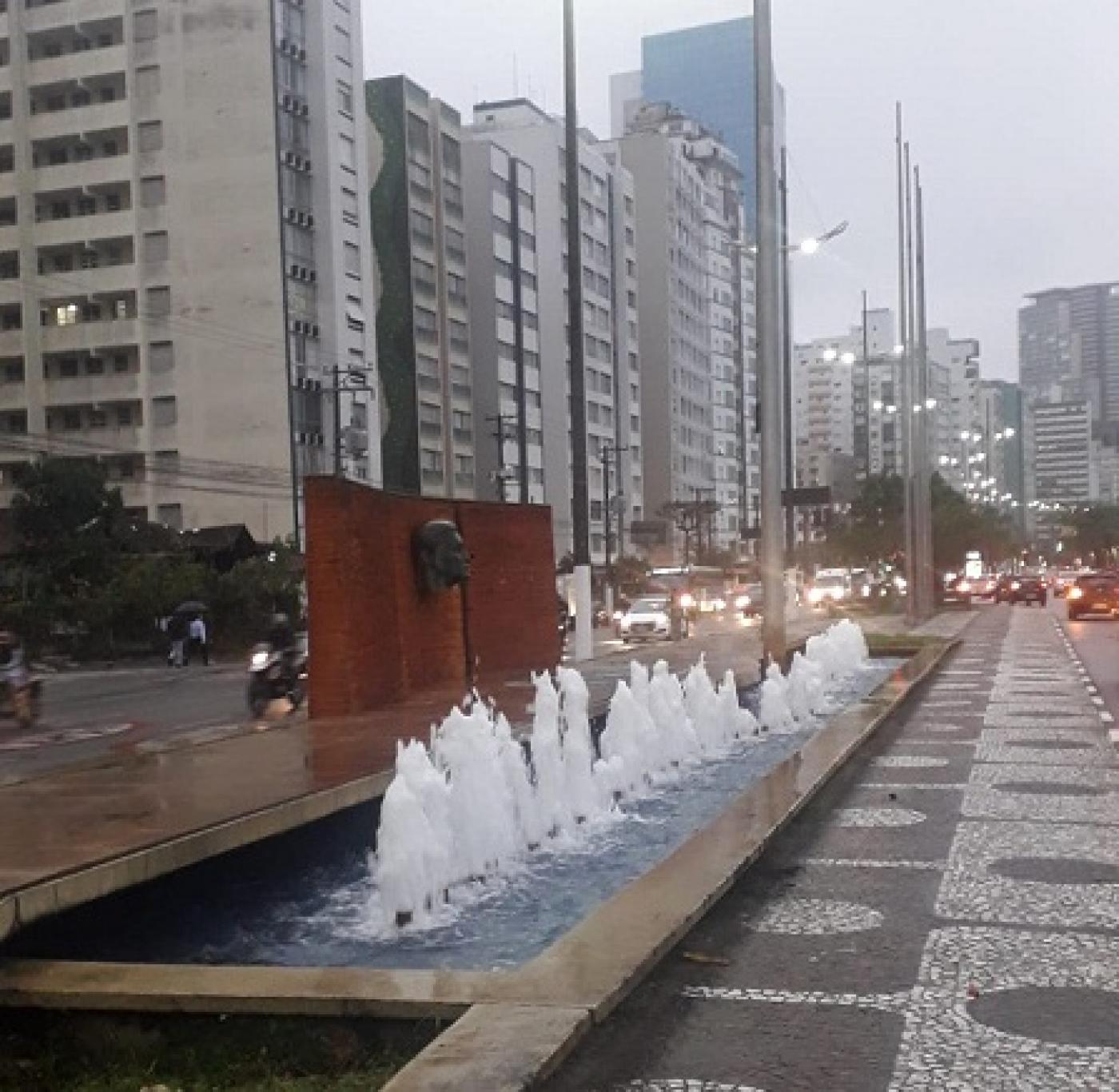 fonte em canteiro central de via, com bicos de água funcionando. #paratodosverem