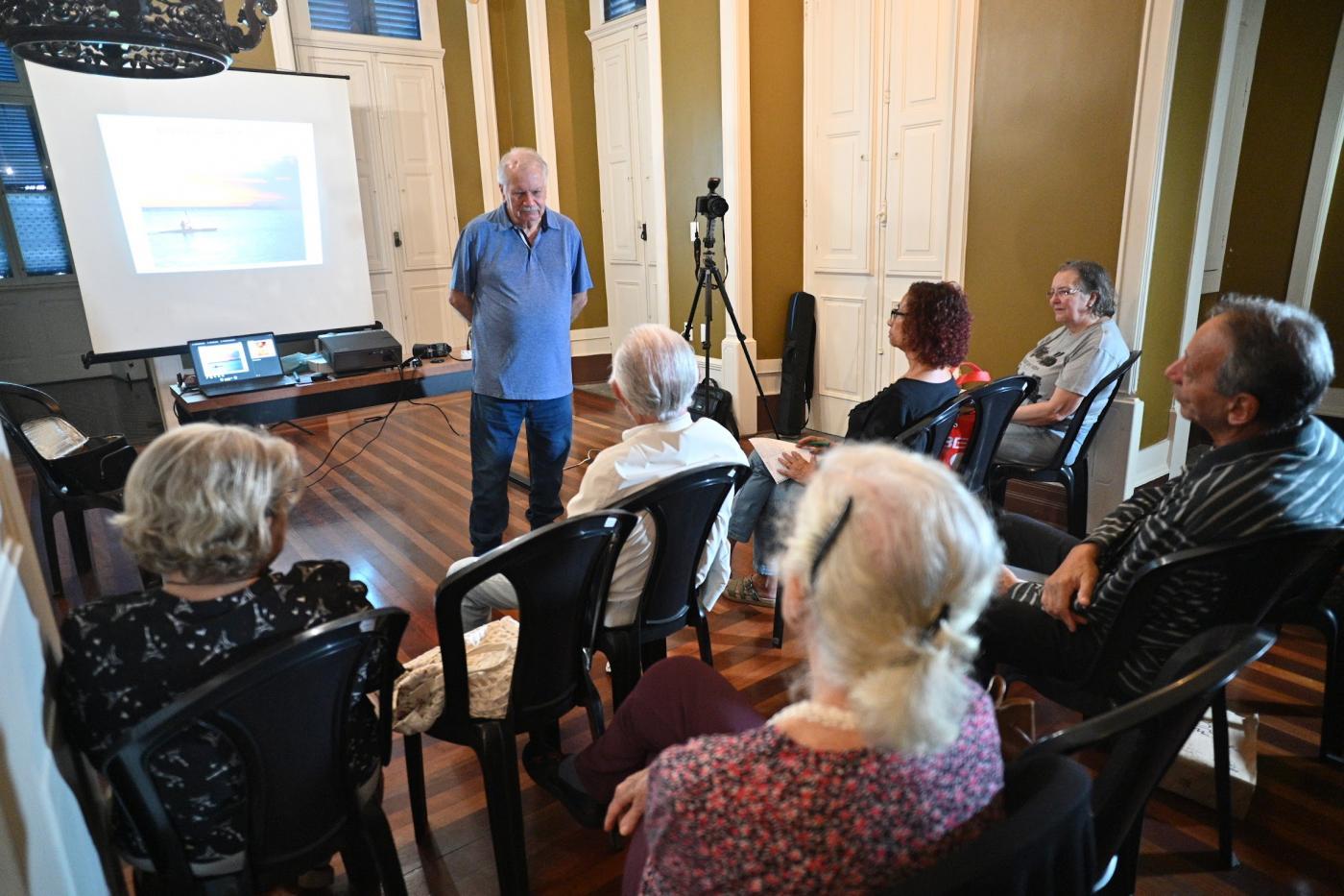 pessoas acompanhando o curso #paratodosverem 