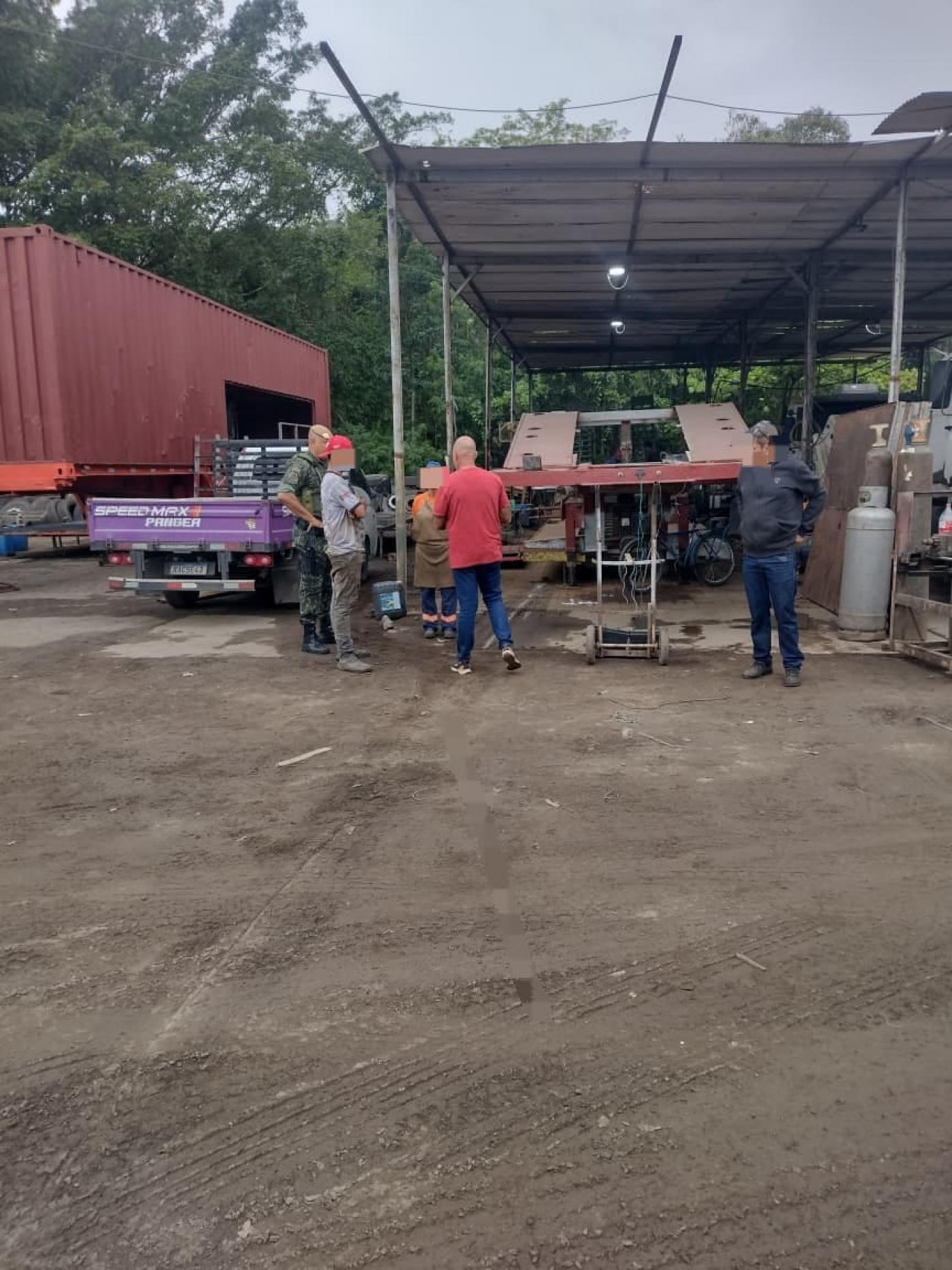 policiais na frente da transportadora #paratodosverem