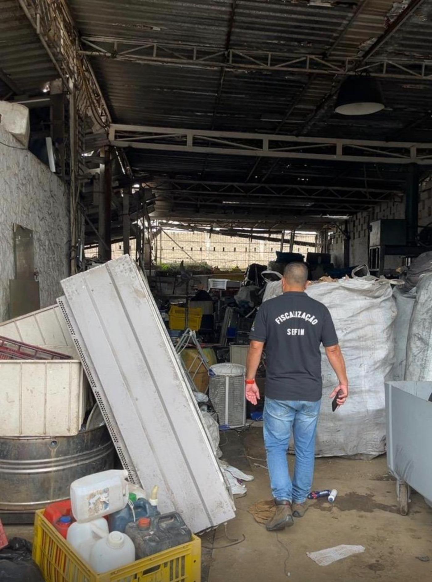 agente da sefin vistoria ferro-velho. #paratodosverem