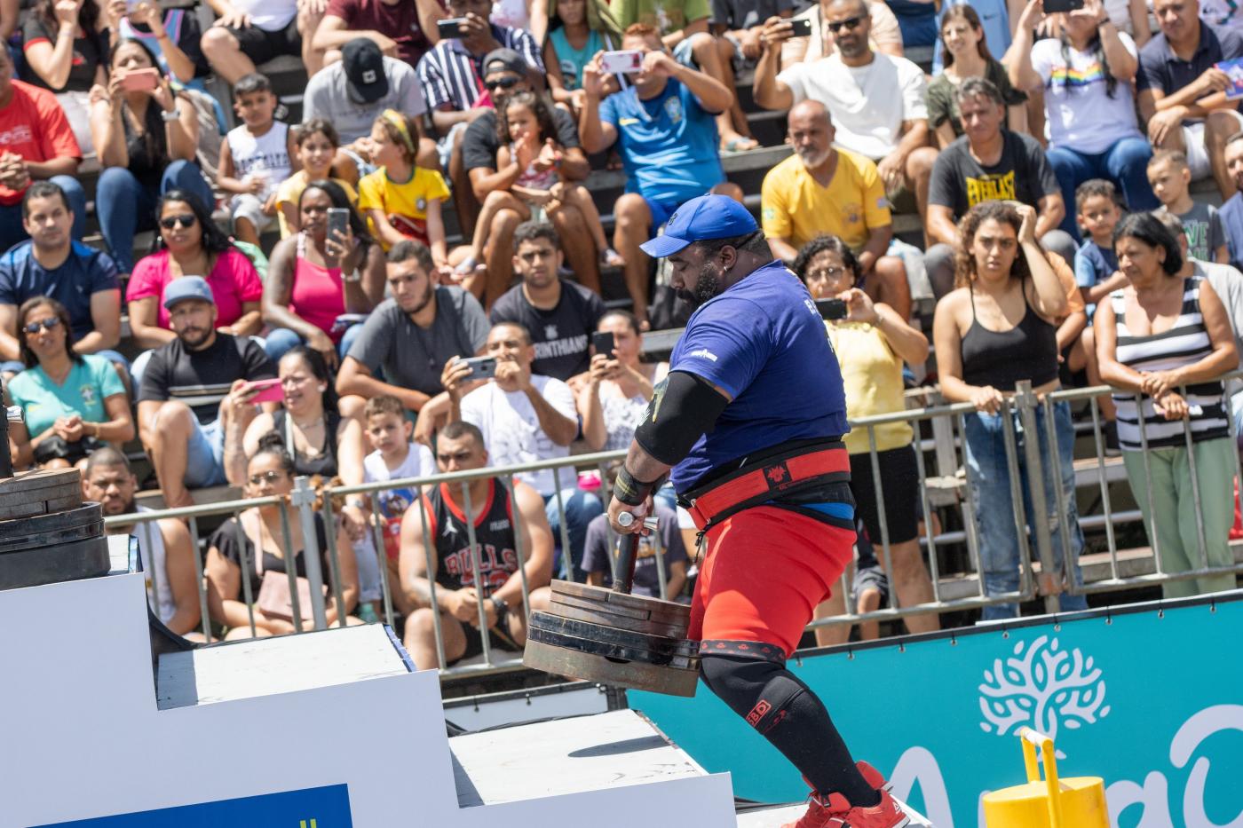 homem levanta peso #paratodosverem