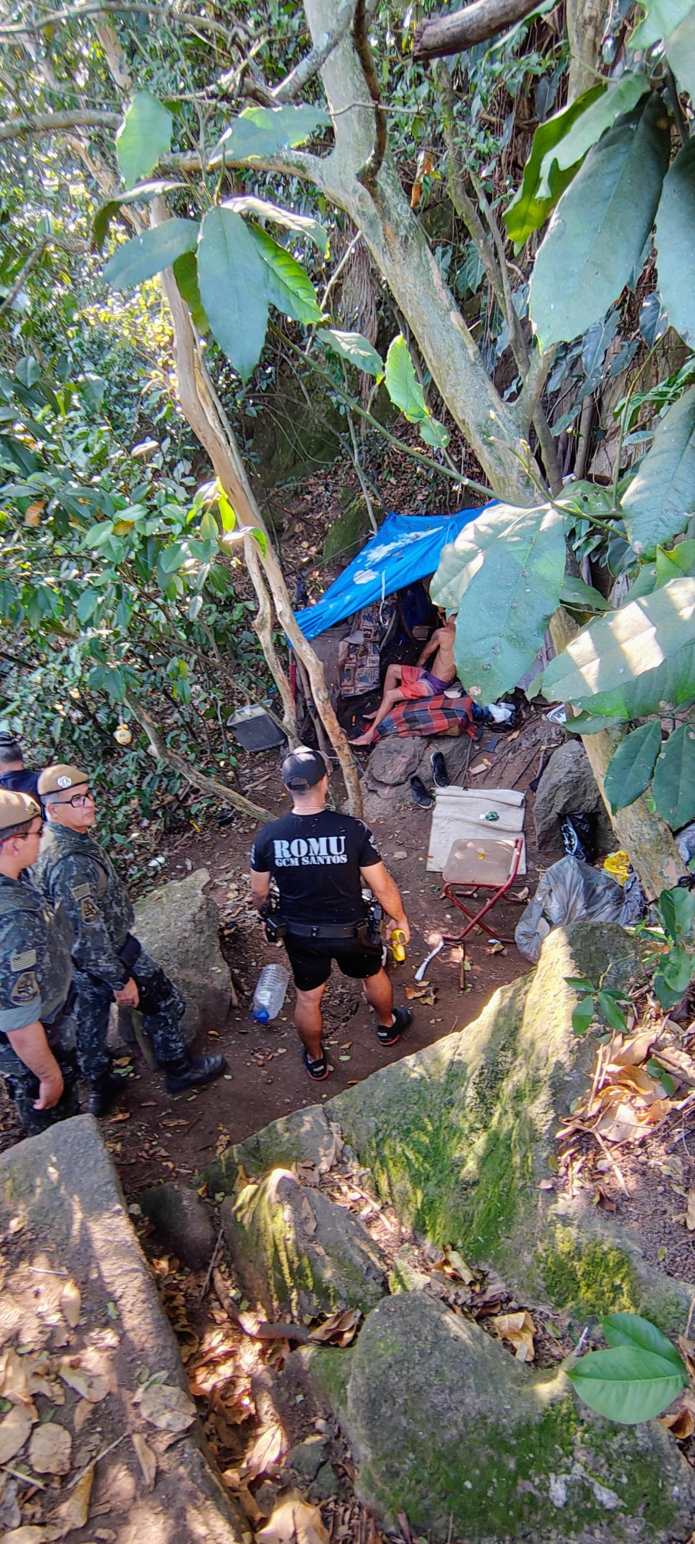 força tarefa aborda homem em barraco #paratodosverem