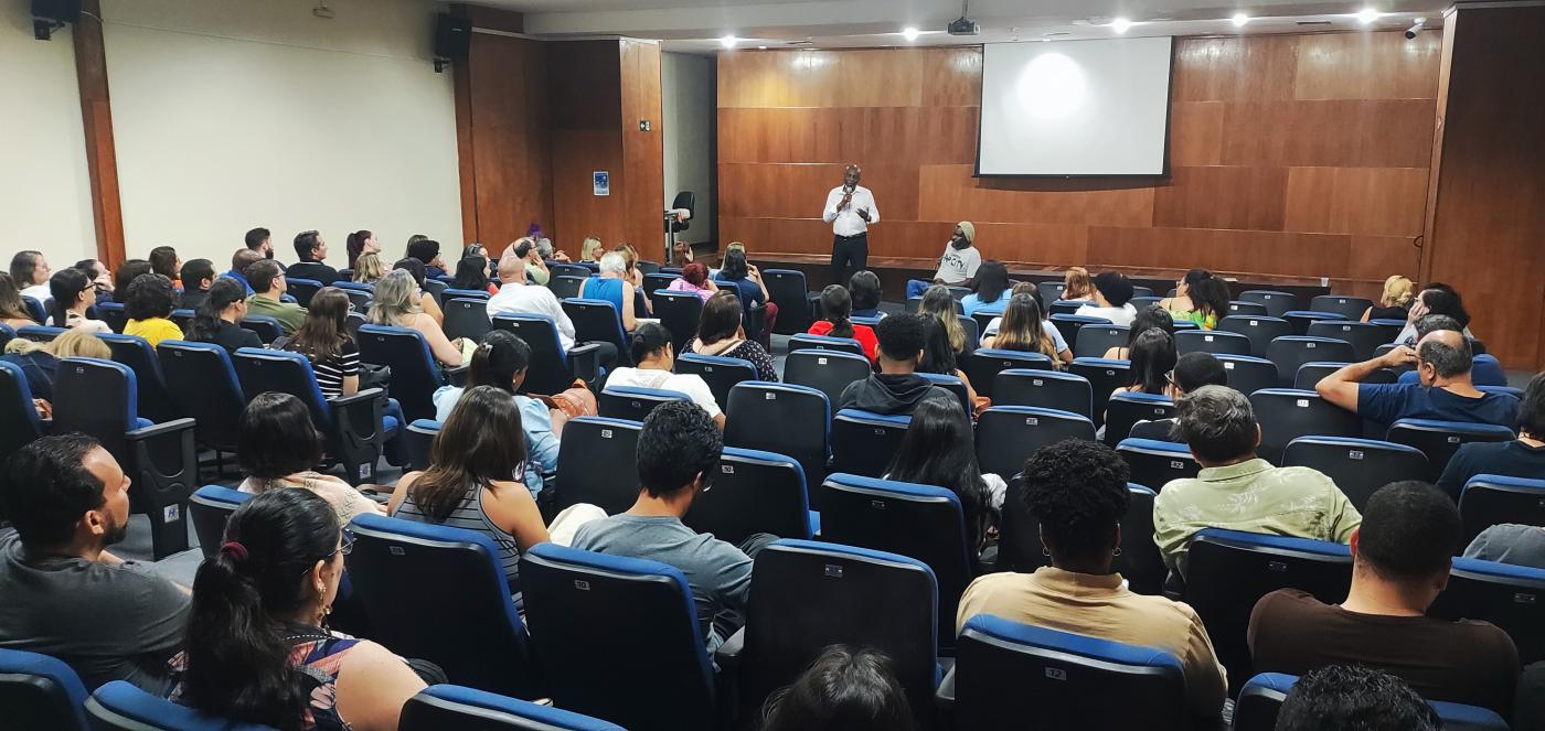 pessoas assistindo a formação #paratodosverem