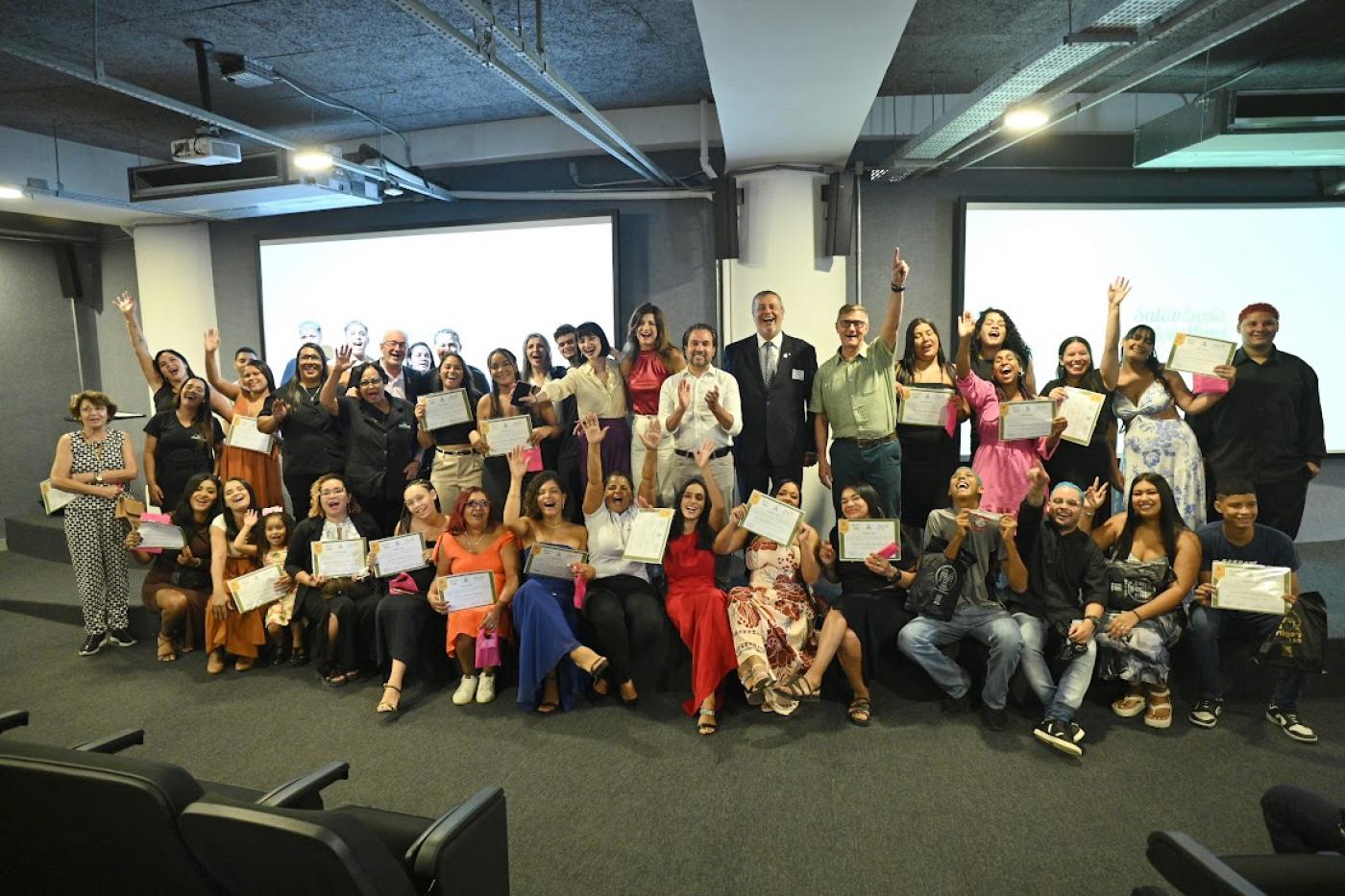 Alunos mostram diplomas #paratodosverem 