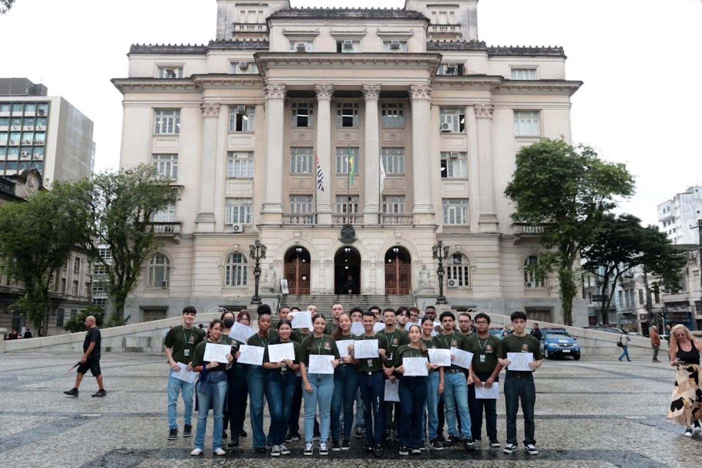 jovens uniformizados posam diante da prefeitura. #paratodosverem