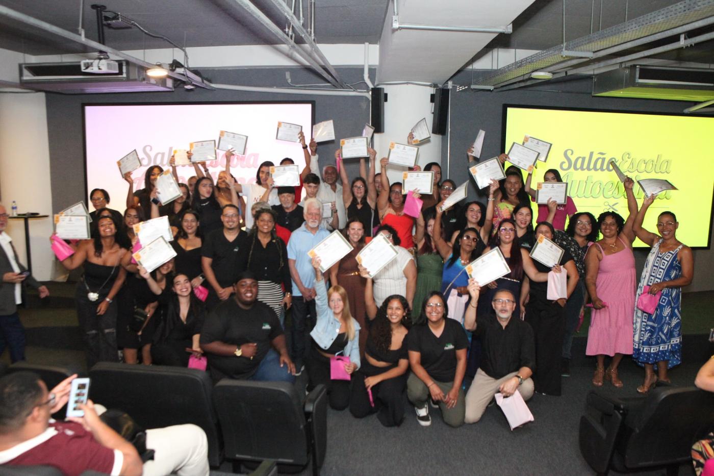 alunos posam para foto segurando certificados. #paratodosverem