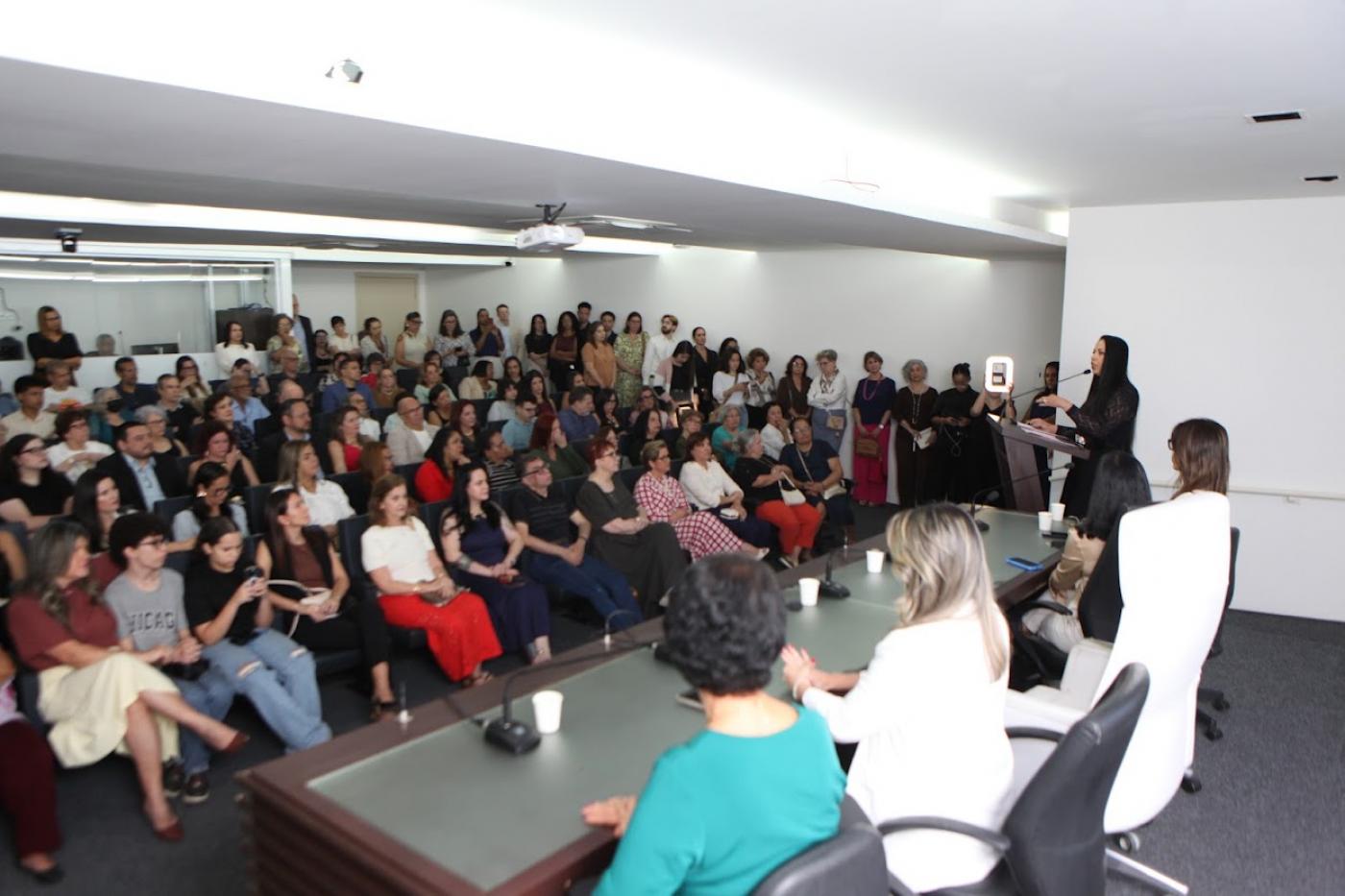 auditório lotado acompanha palestra #paratodosverem 