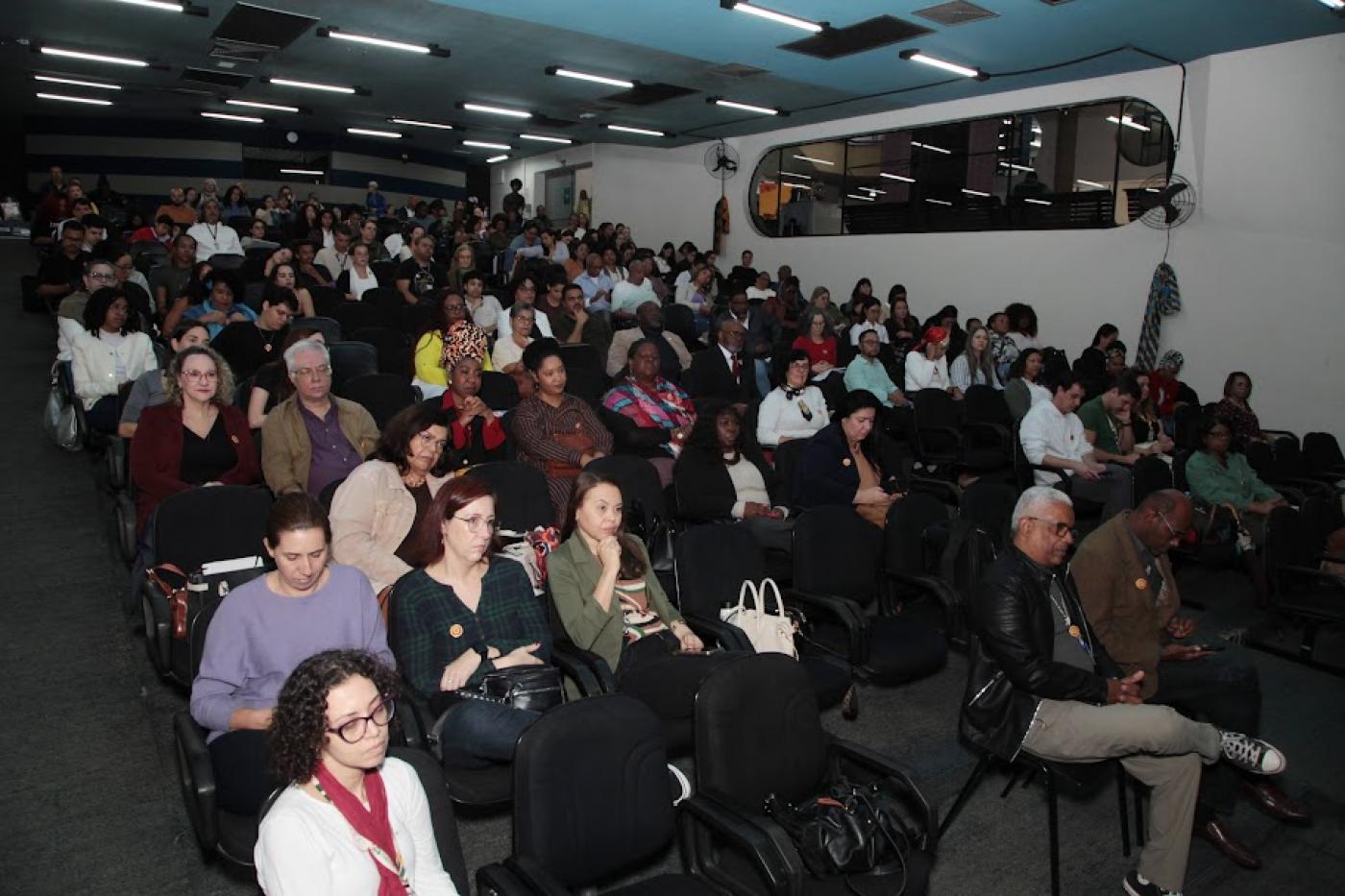 pessoas acompanhando o fórum #paratodosverem