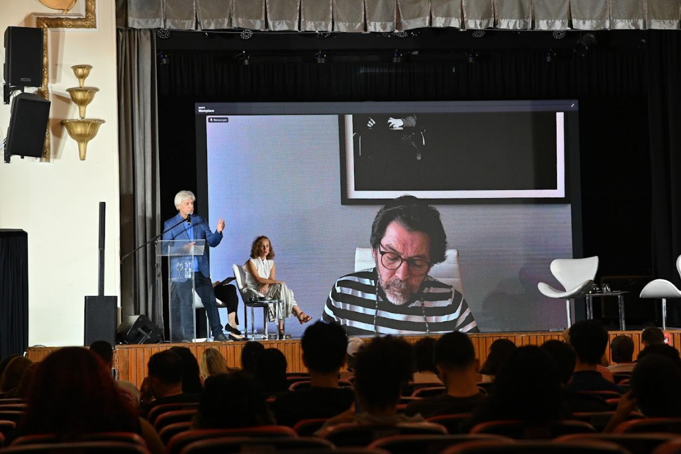 pessoas assistindo ao fórum #paratodosverem 