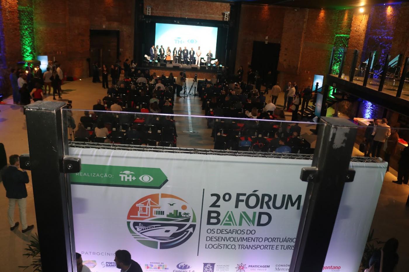autoridades e pessoas acompanhando o fórum #paratodosverem
