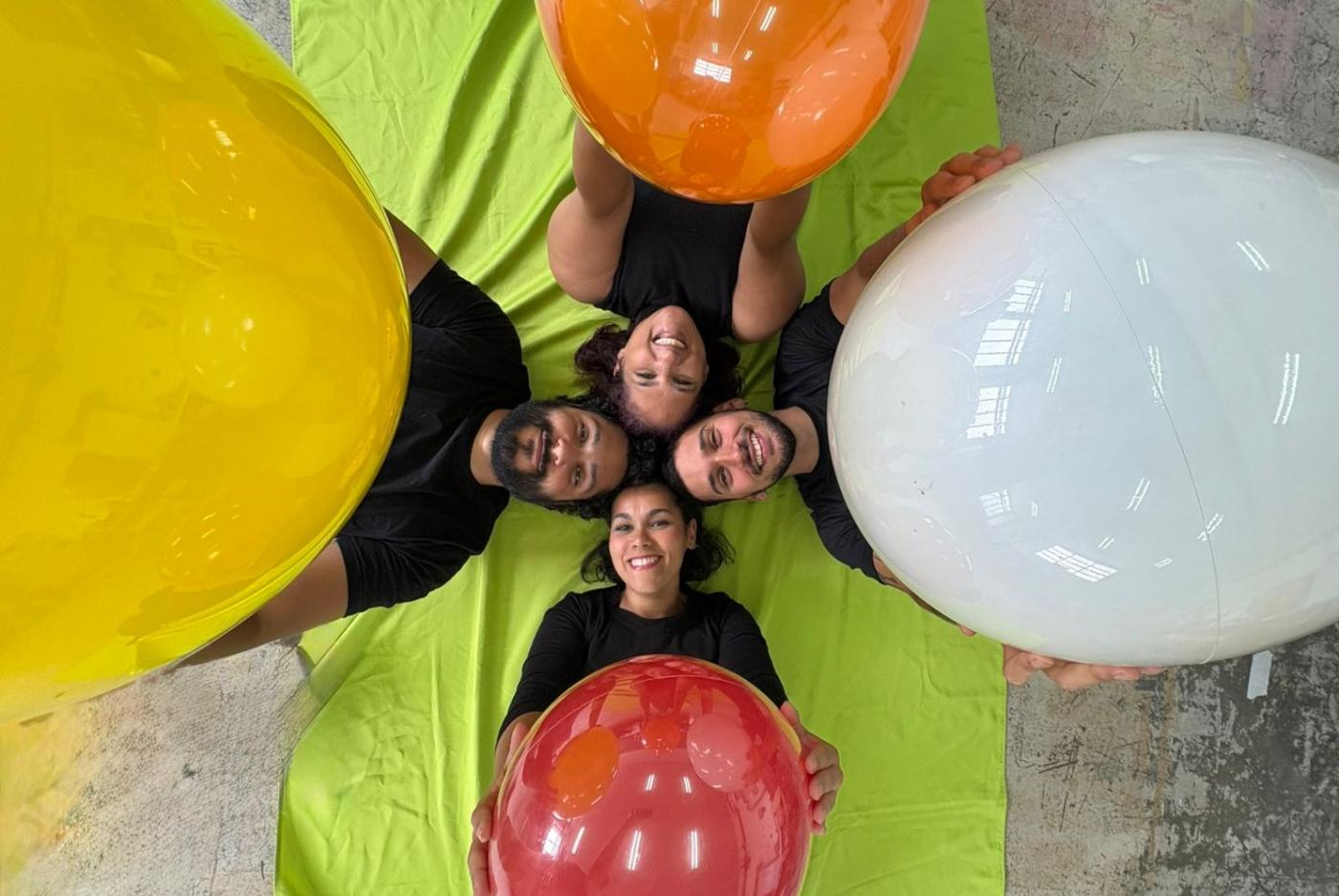 atores deitados com bolas #paratodosverem 
