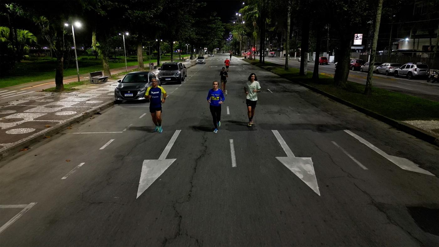 atletas correm em pista de avenida. #paratodosverem 