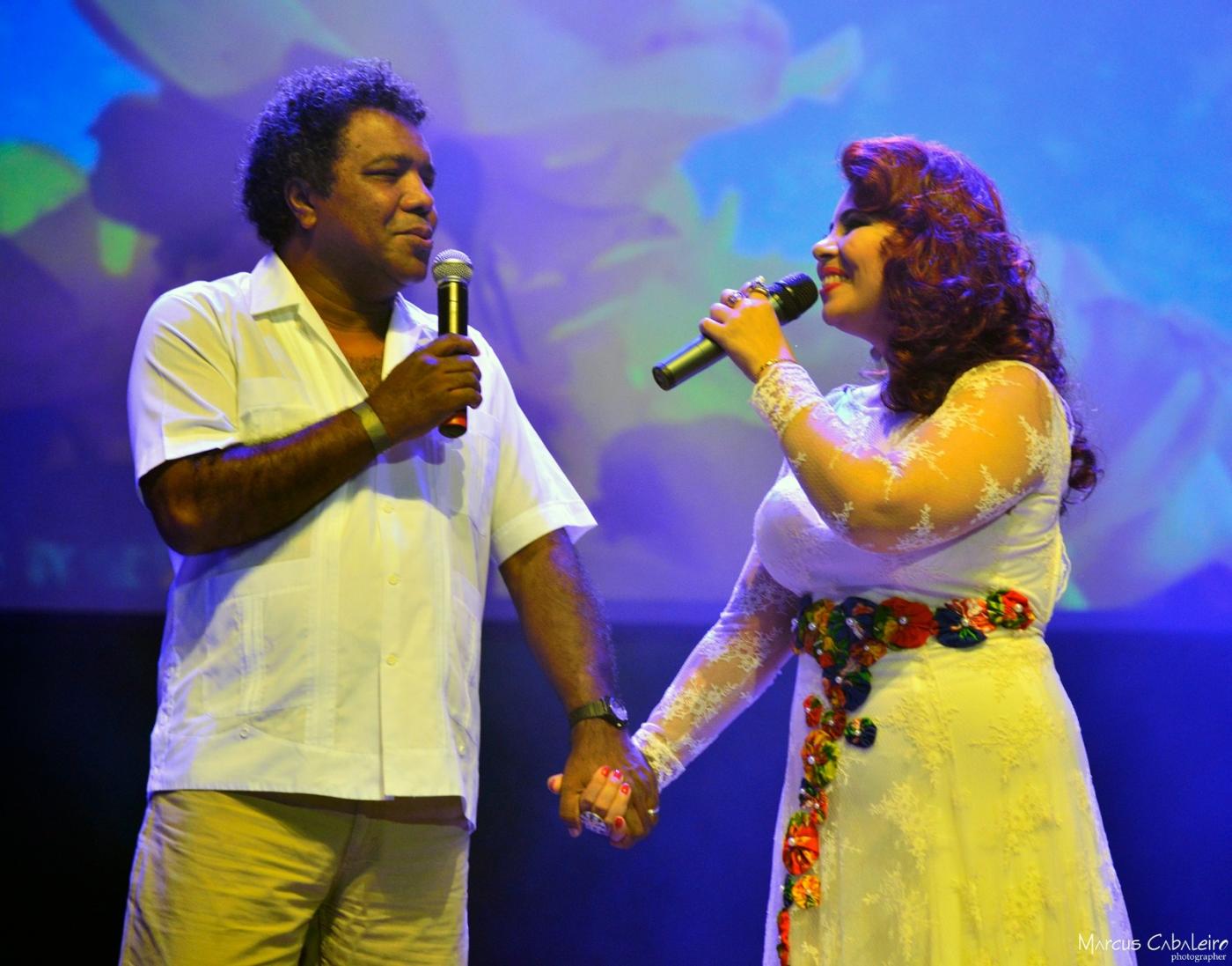 casal canta de mãos dadas #paratodosverem 