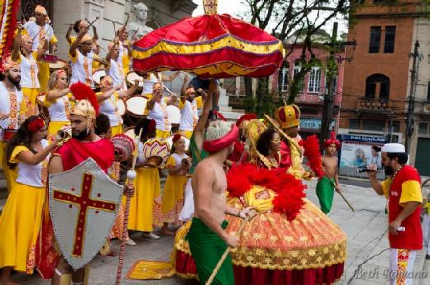 maracatu quiloa se apresenta com fantasias na escadaria do paço #pracegover 