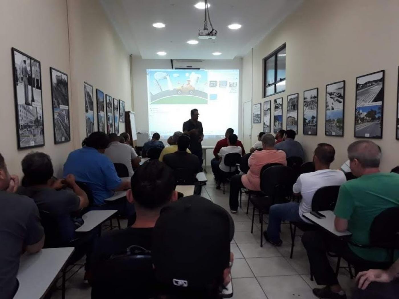 pessoas assistem ao curso em sala de aula #paratodosverem 