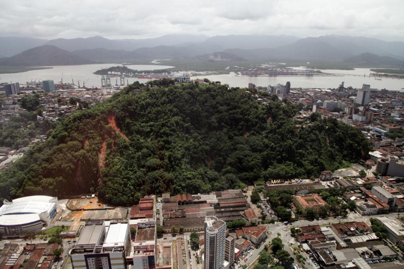 Imagem aérea de deslizamento de terra em área de morro. #pracegover