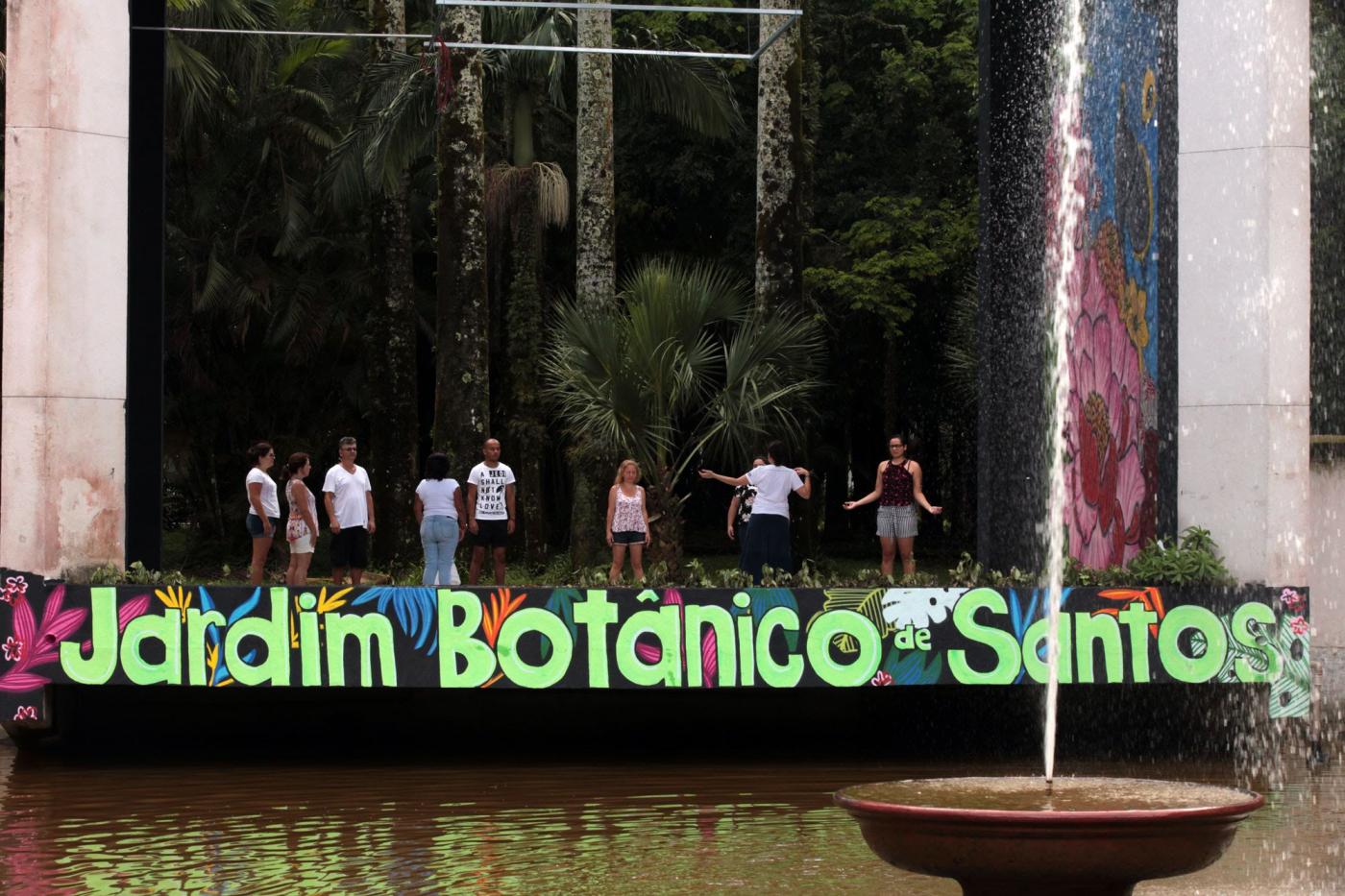 Ponto de contemplação do Jardim Botânico, com pessoas em torno da vegetação. #Pracegover