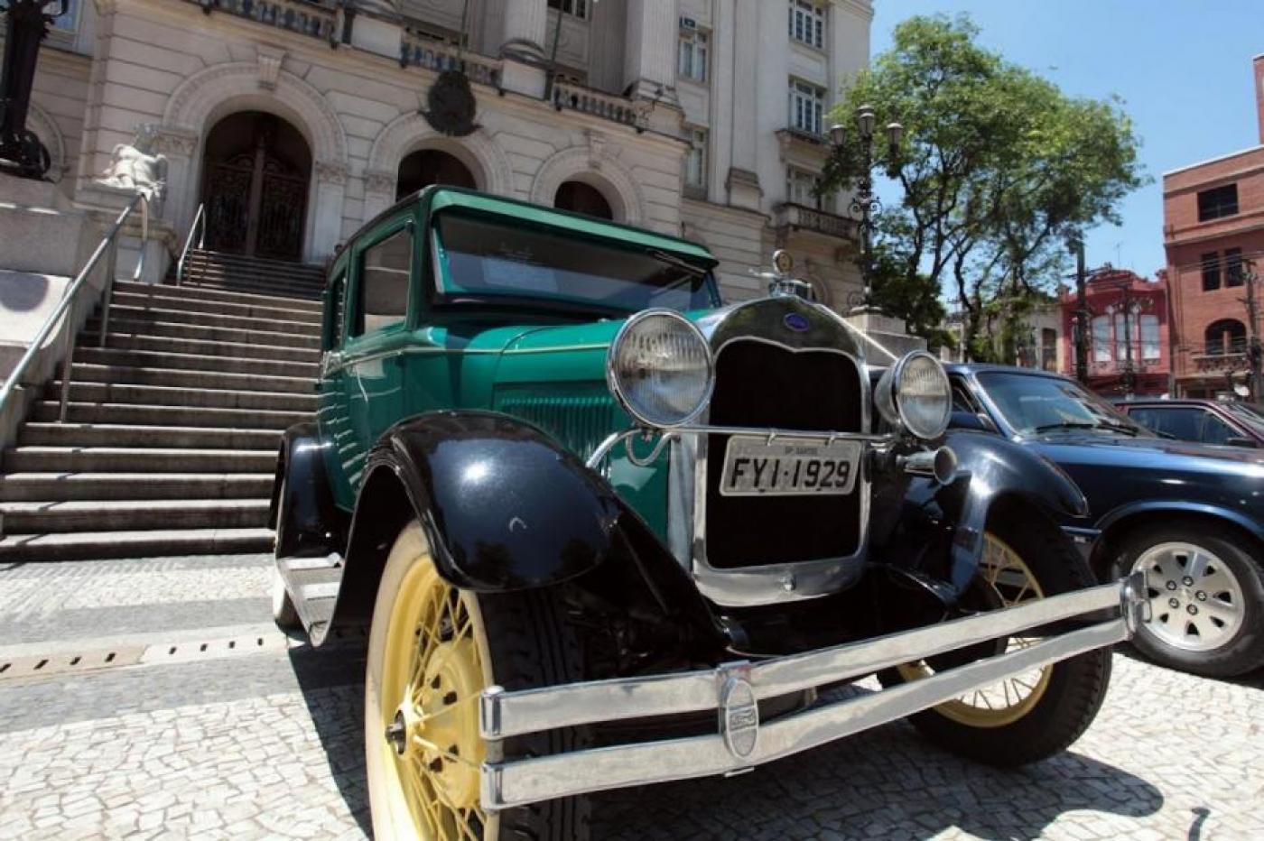 veículo ford 1929 parado em exposição diante da prefeitura. #paratodosverem