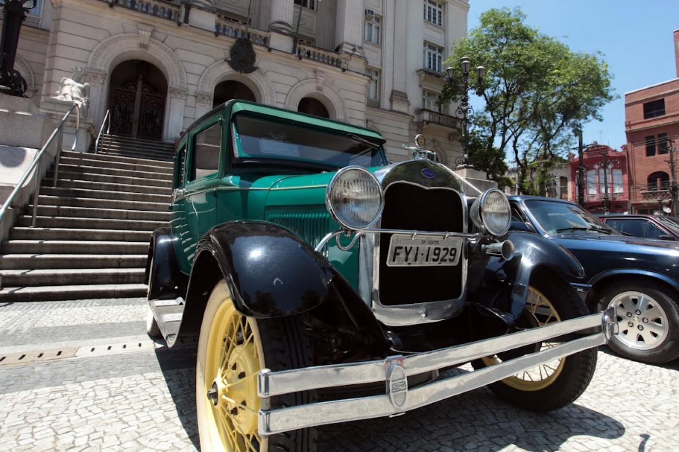 carro antigo parado em frente à prefeitura. #paratodosverem 