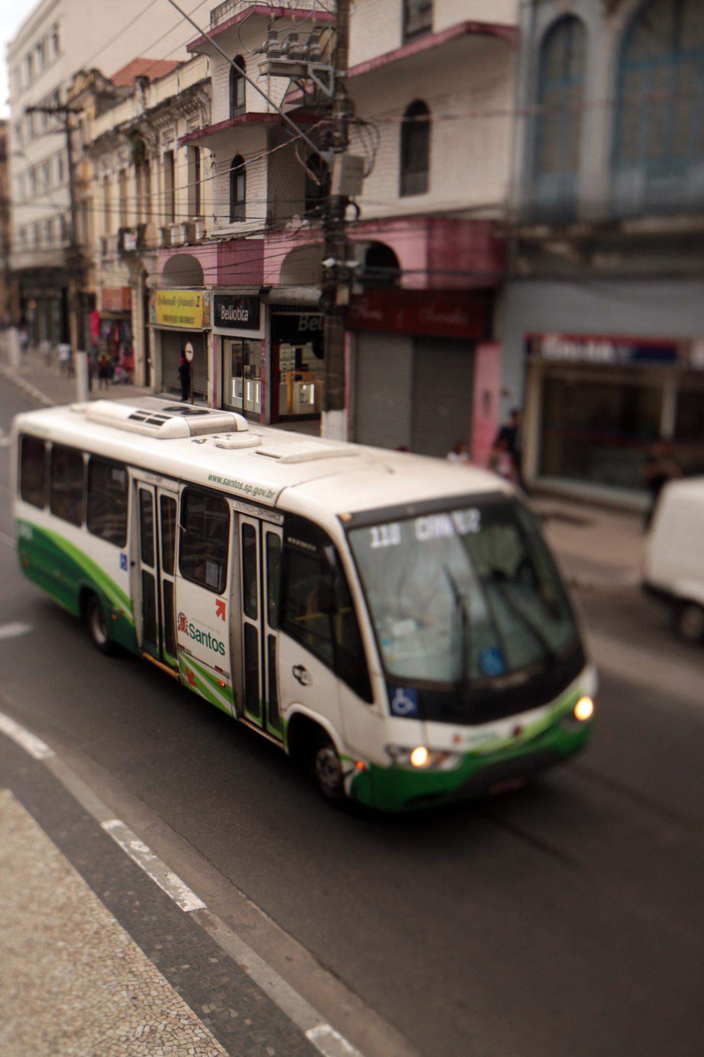 Micro-ônibus da linha 118 trafegando em rua. #Paratodosverem