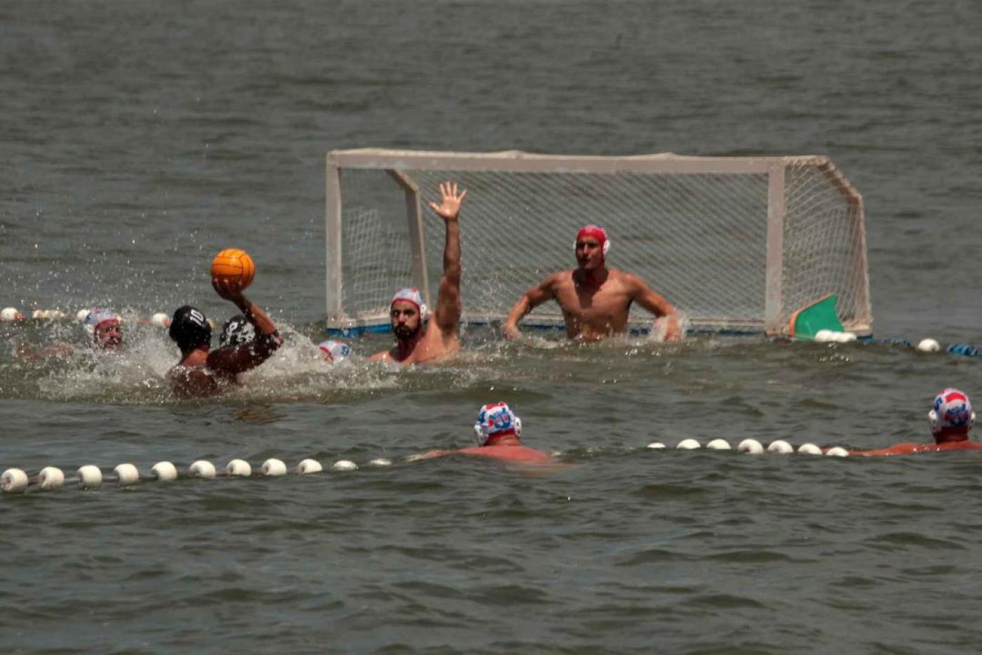 Atletas jogam polo aquatico no mar #paratodosverem