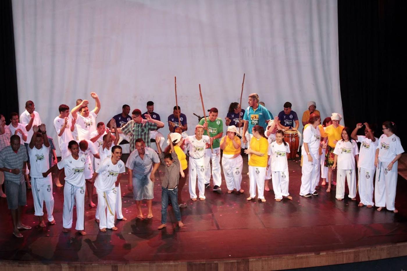 capoeiristas em cima do palco em apresentação #paratodosverem