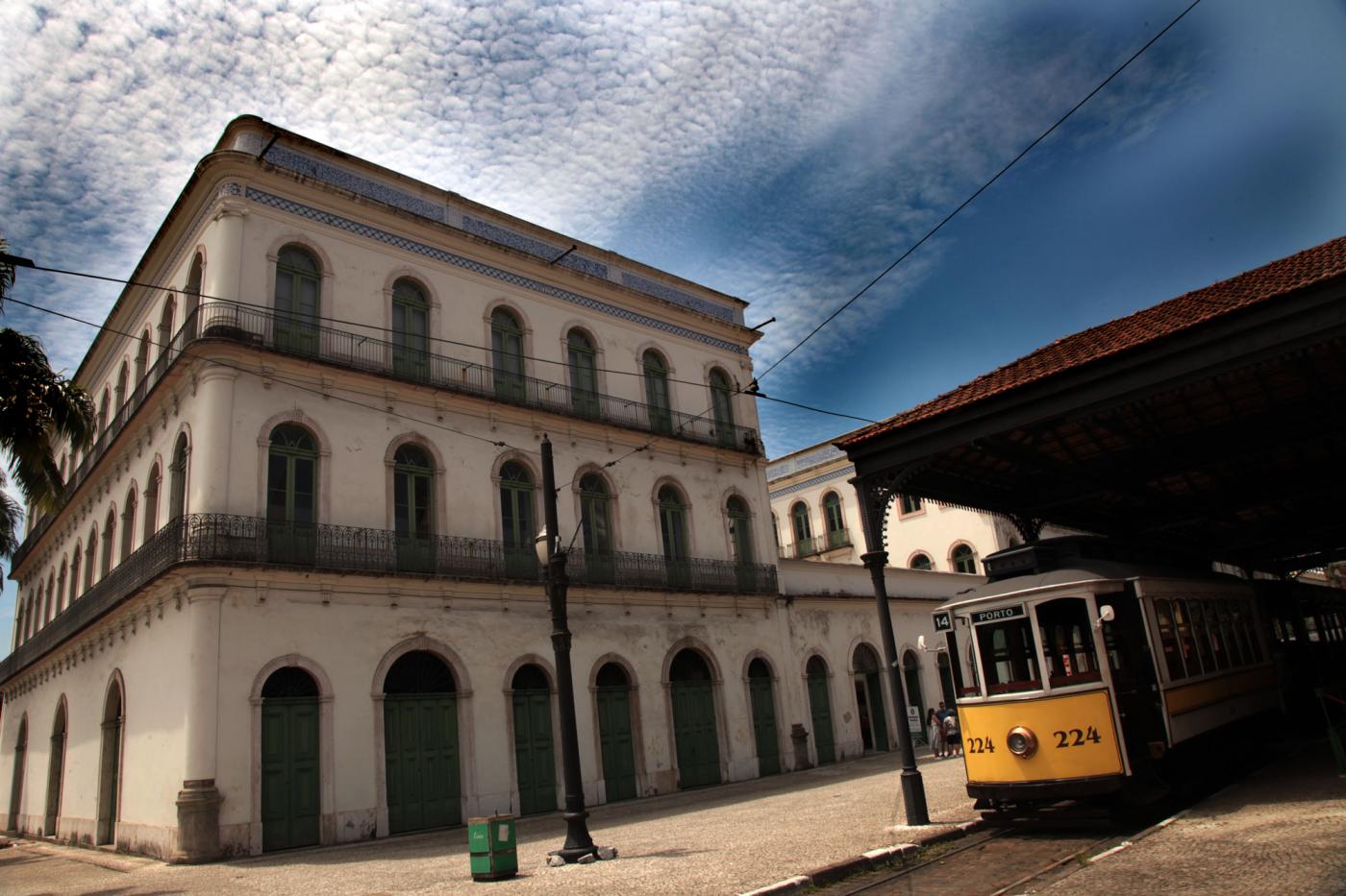 fachada do museu pelé com bonde passando na frente #pracegover 