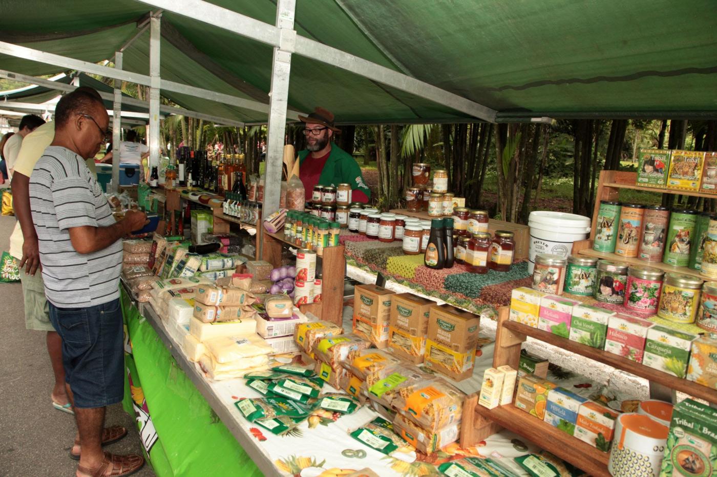 homem olha produtos na feira #paratodosverem 