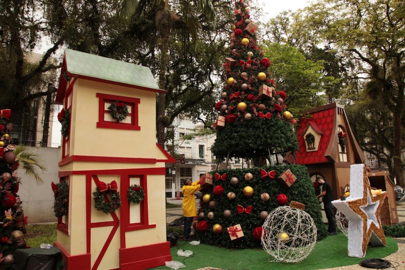 Casa do papai noel e árvore de natal sendo montadas #paratodosverem