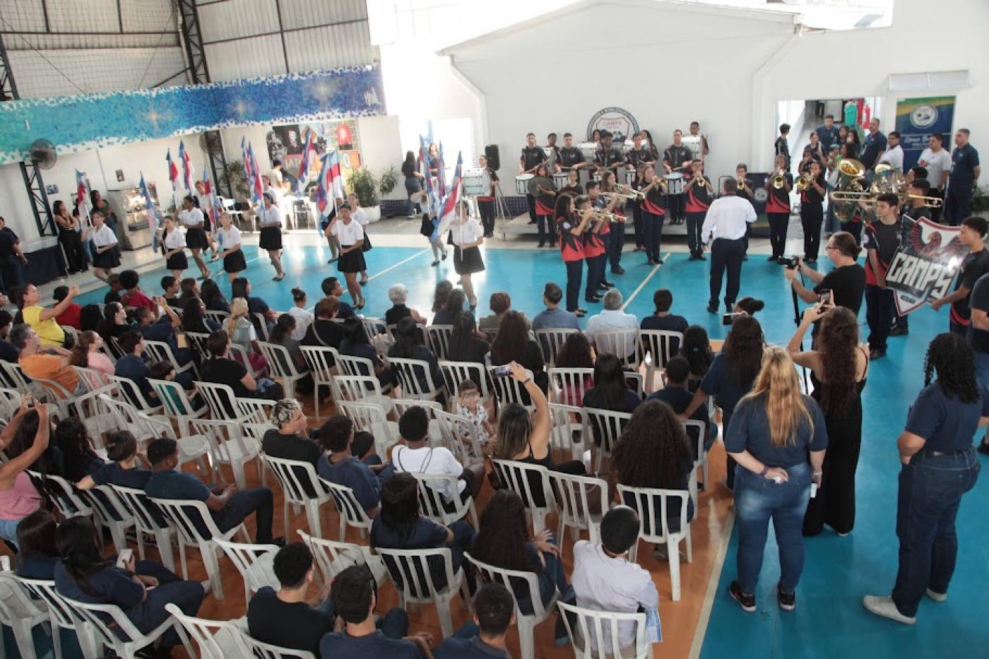 pessoas assistindo apresentação #paratodosverem