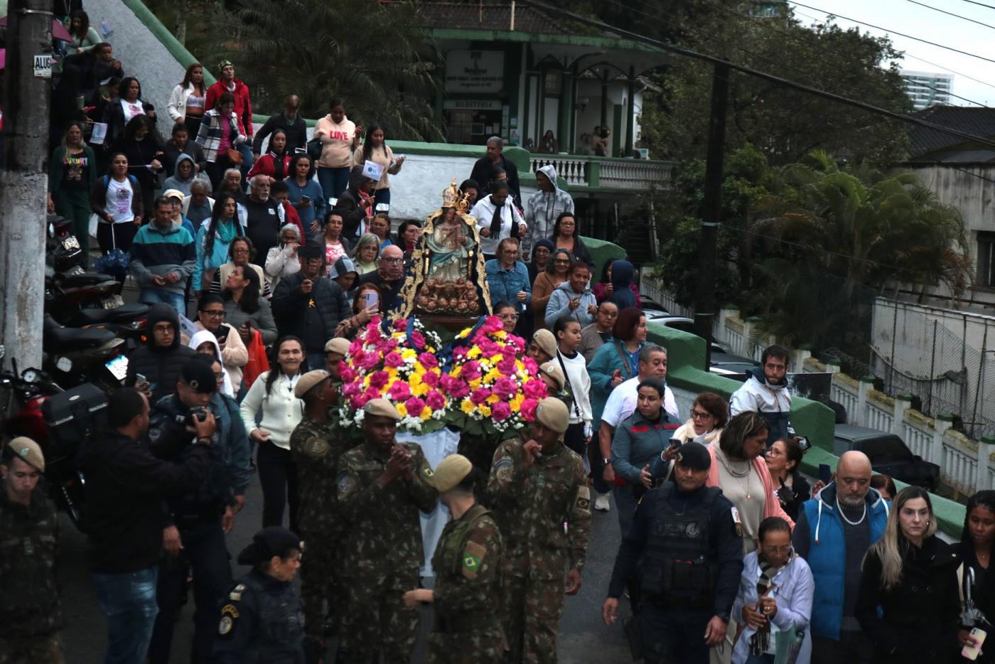 imagem de santa é carrega escadaria abaixo. #paratodosverem