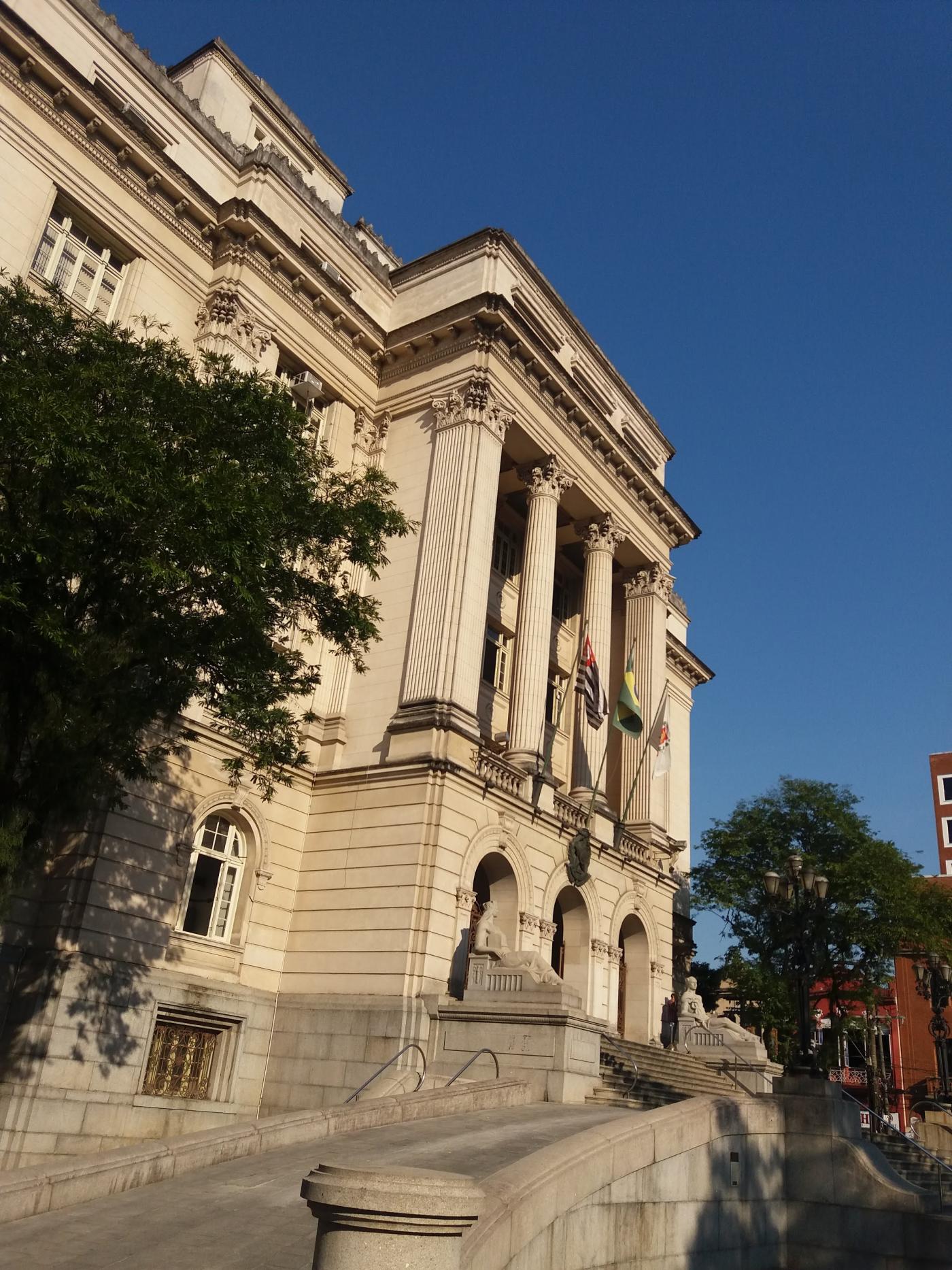 Fachada da Prefeitura de Santos, com rampa de acesso para veículos em primeiro plano. #Pracegover