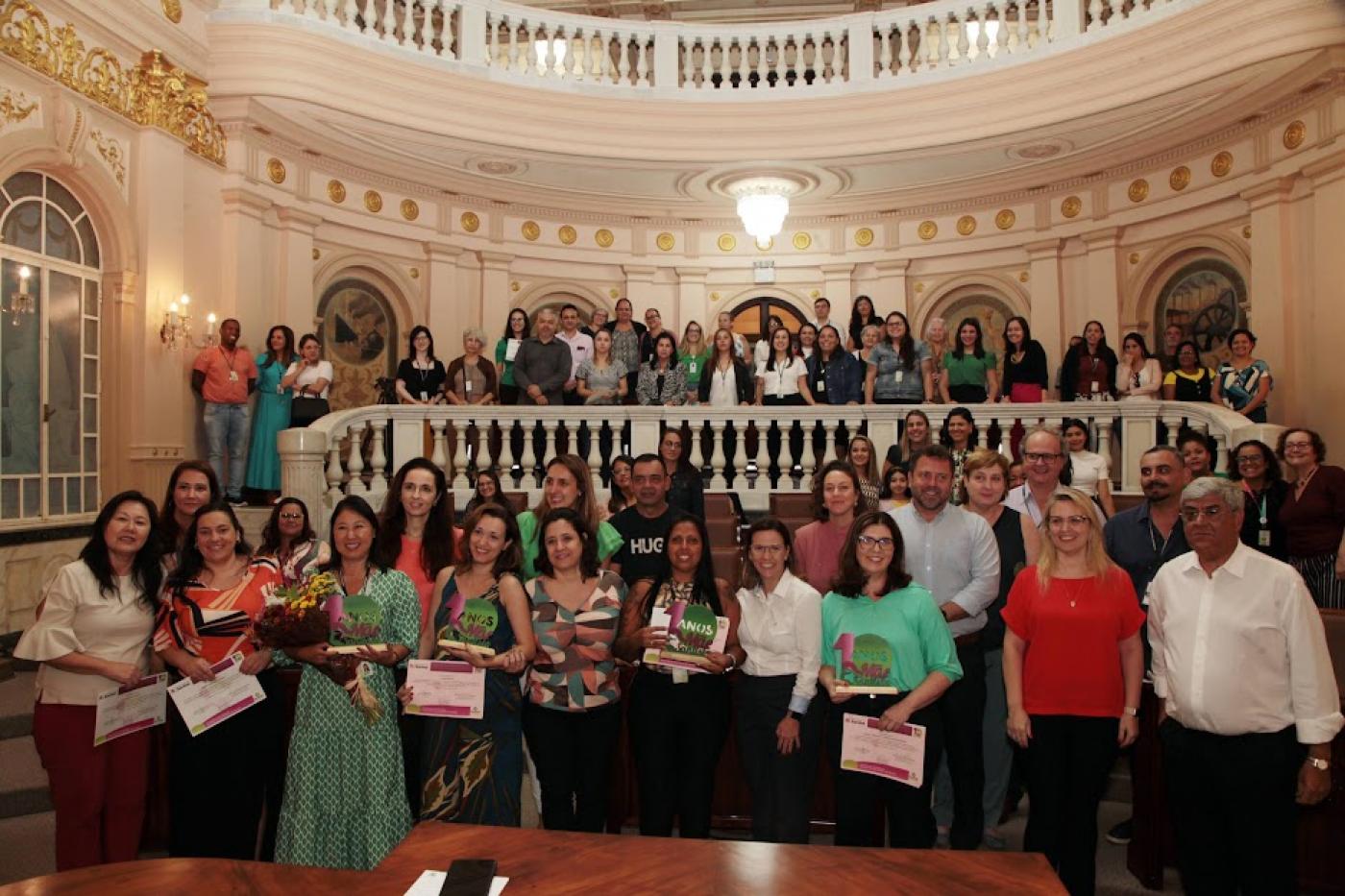 grupo de pessoas reunidas na sala princesa isabel posa para foto. #paratodosverme 