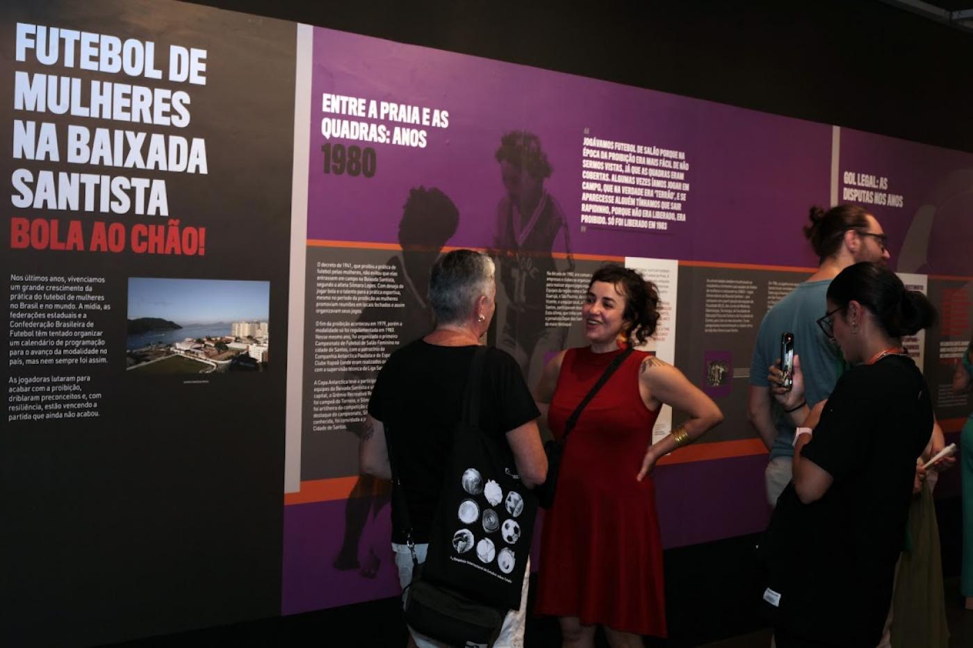 pessoas visitando exposição no museu pele #paratodosverem