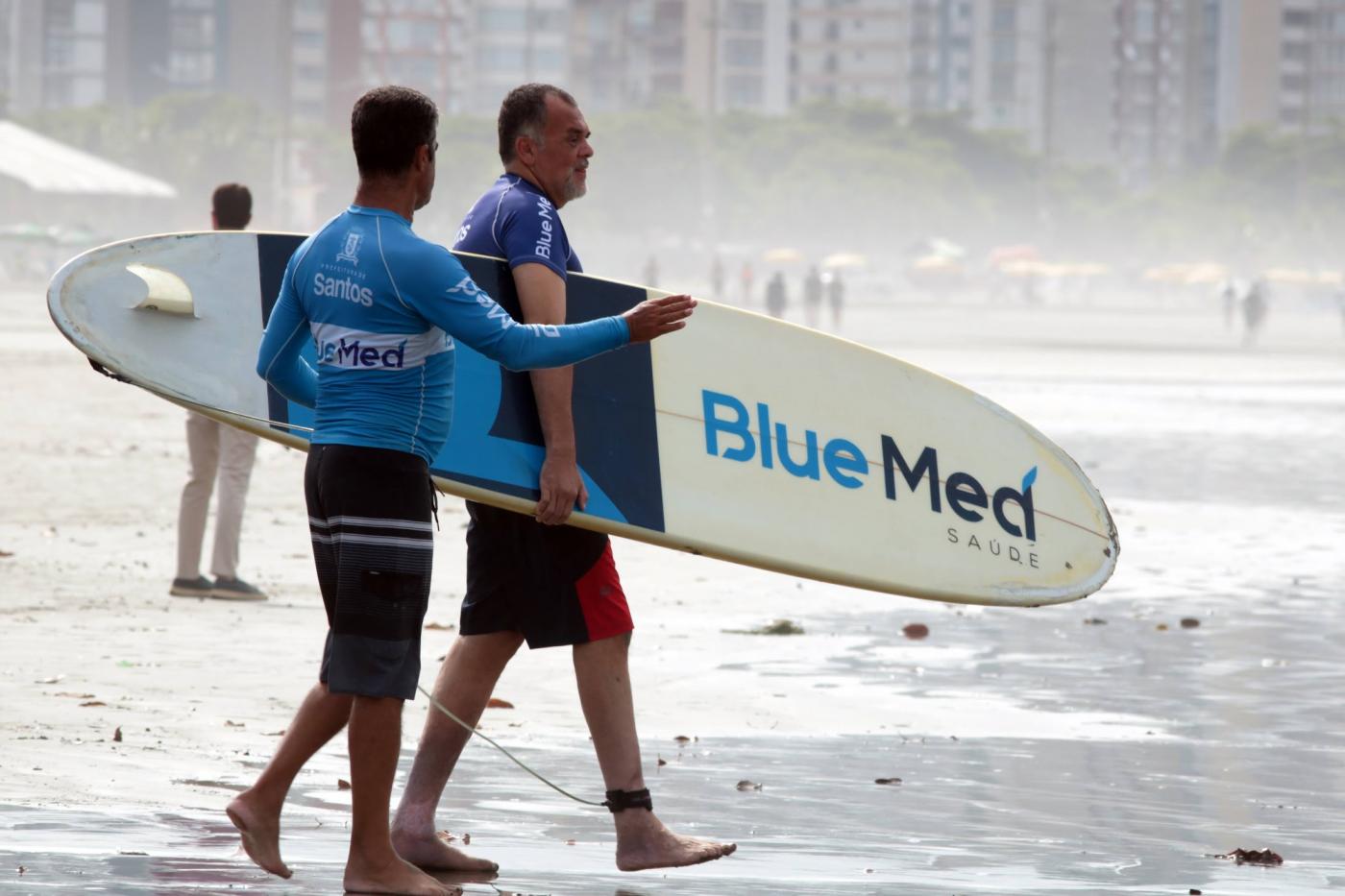 Professor orienta aluno da Escola Radical. #Paratodosverem