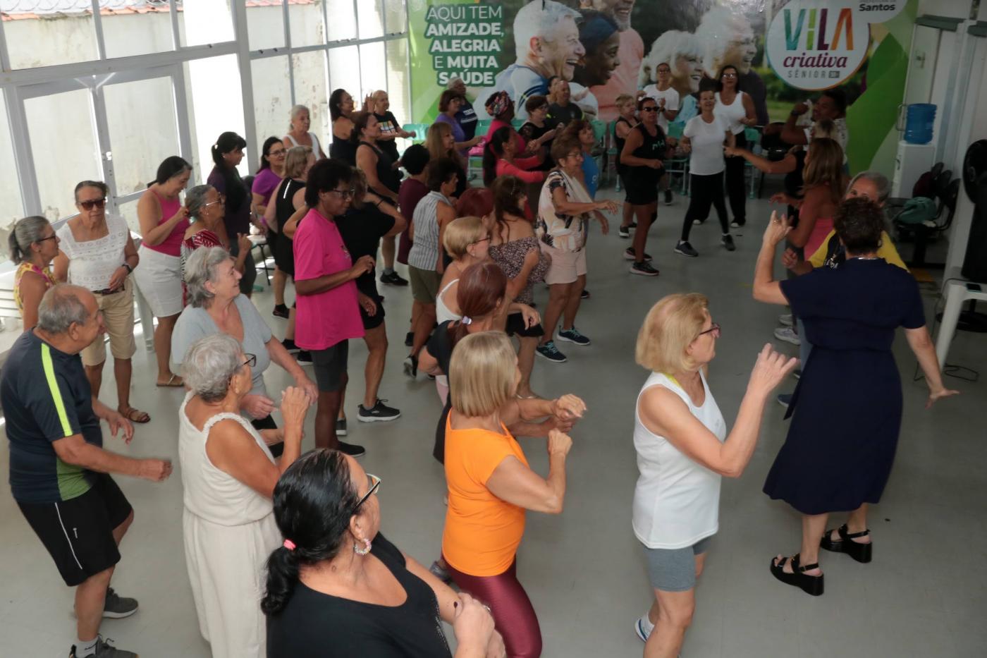 pessoas da terceira idade se movimentam em vila criativa. #paratodosverem