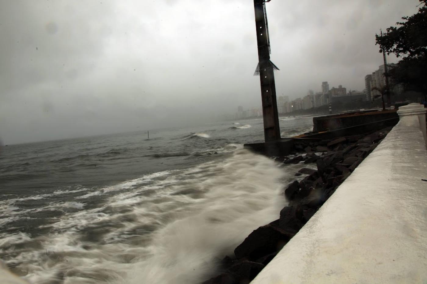 maré elevada e tempo nublado na praia #paratodosverem