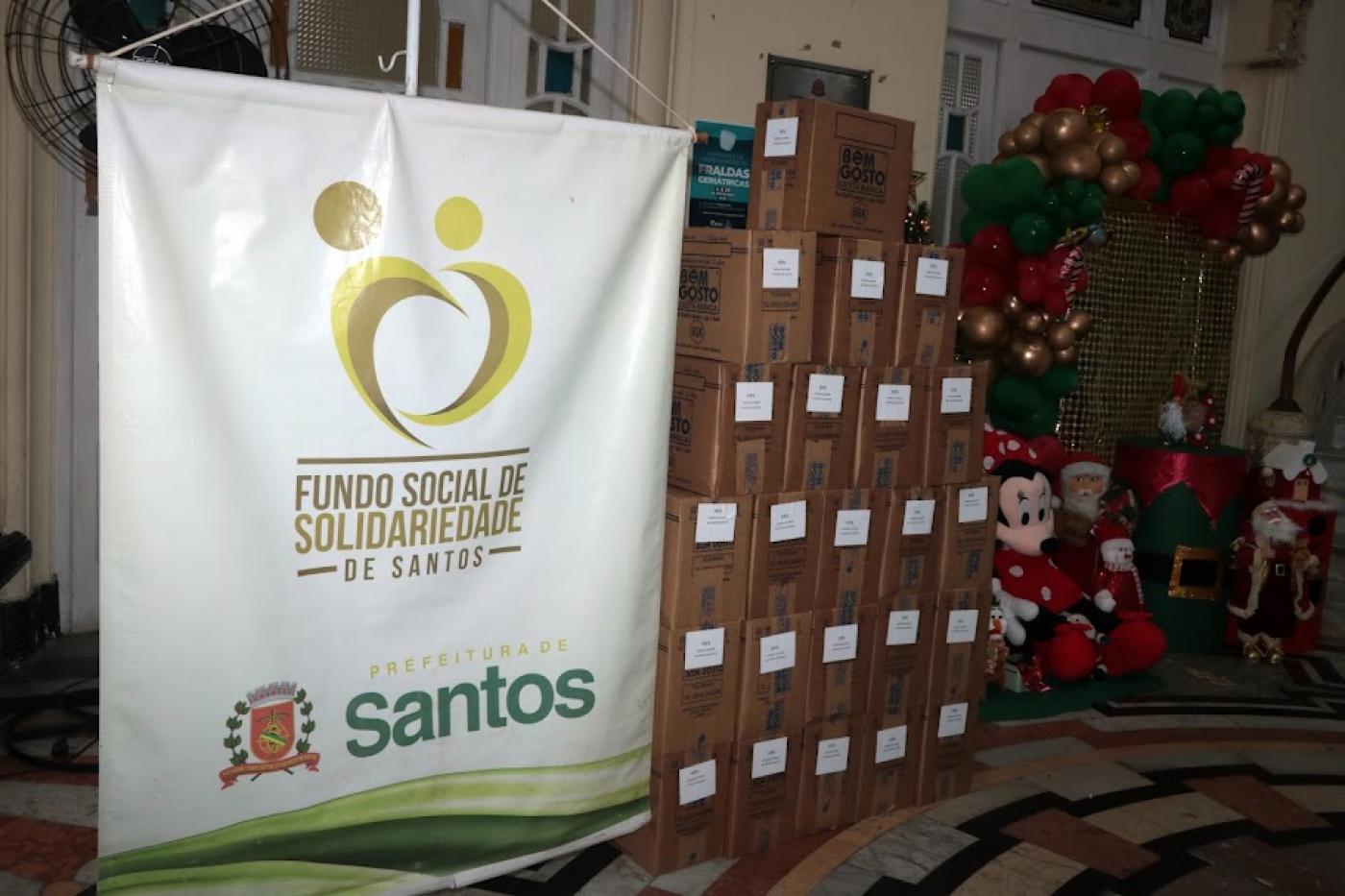 banner do fundo social e caixas de cestas básicas ao lado. #paratodosverem 