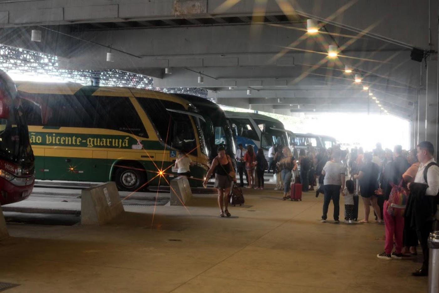 ônibus parados em baias na rodoviária. #paratodosverem 