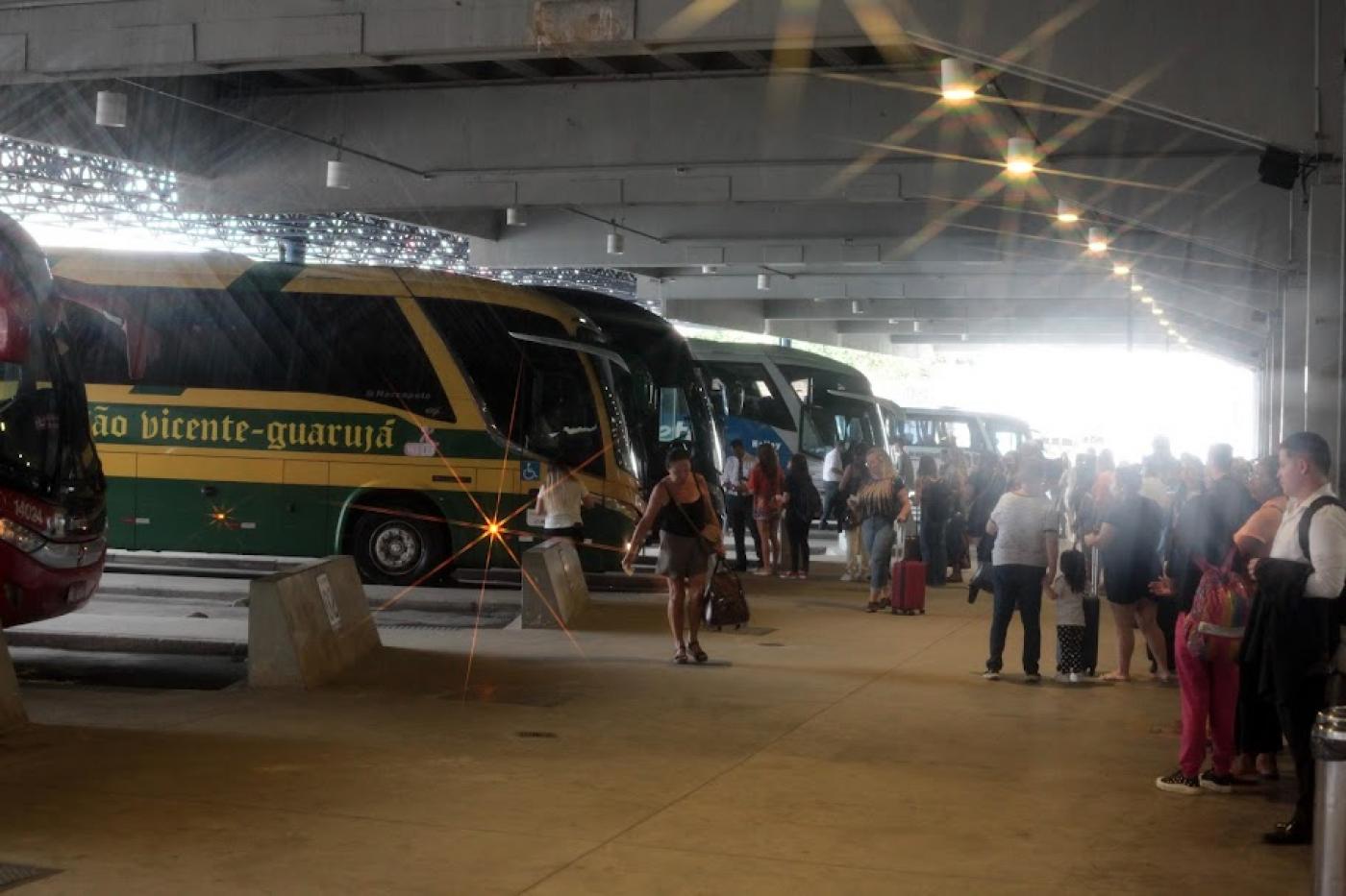 ônibus parados em baias na rodoviária. #paratodosverem 