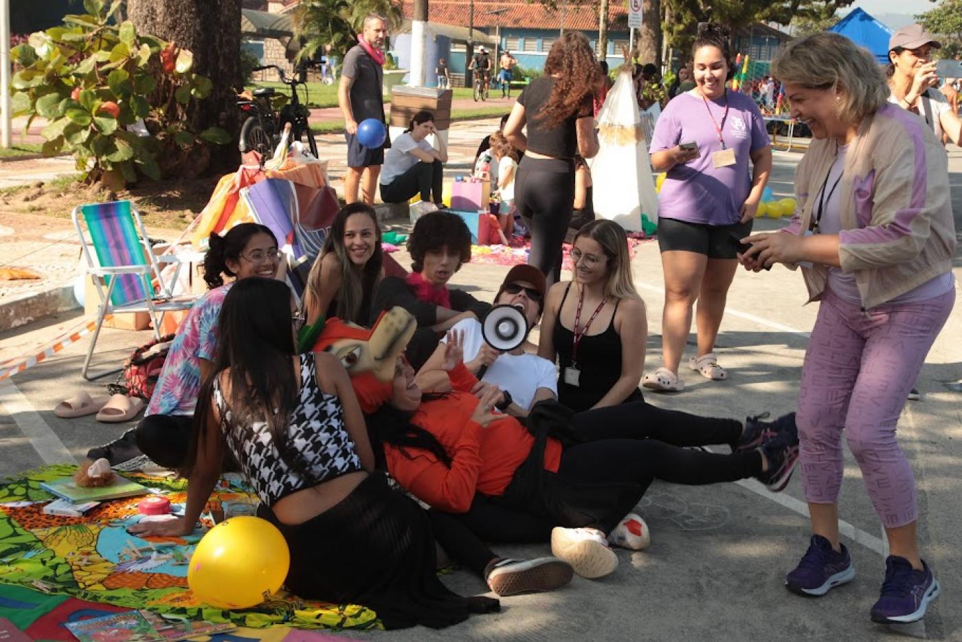 pessoas caídas brincando e rindo #paratodosverem