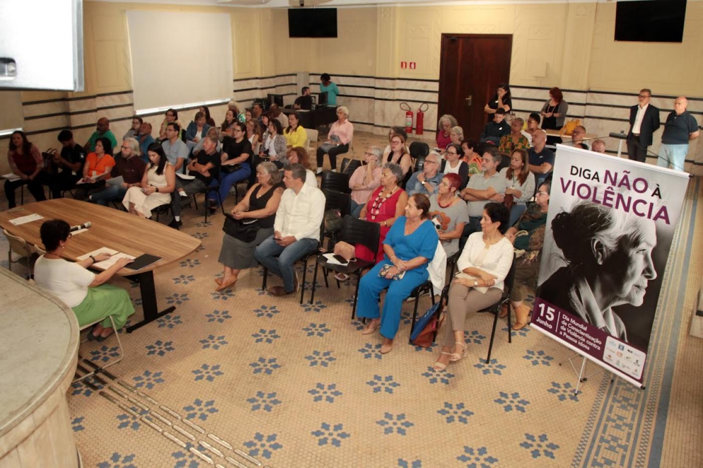 pessoas acompanhando a palestra #paratodosverem 