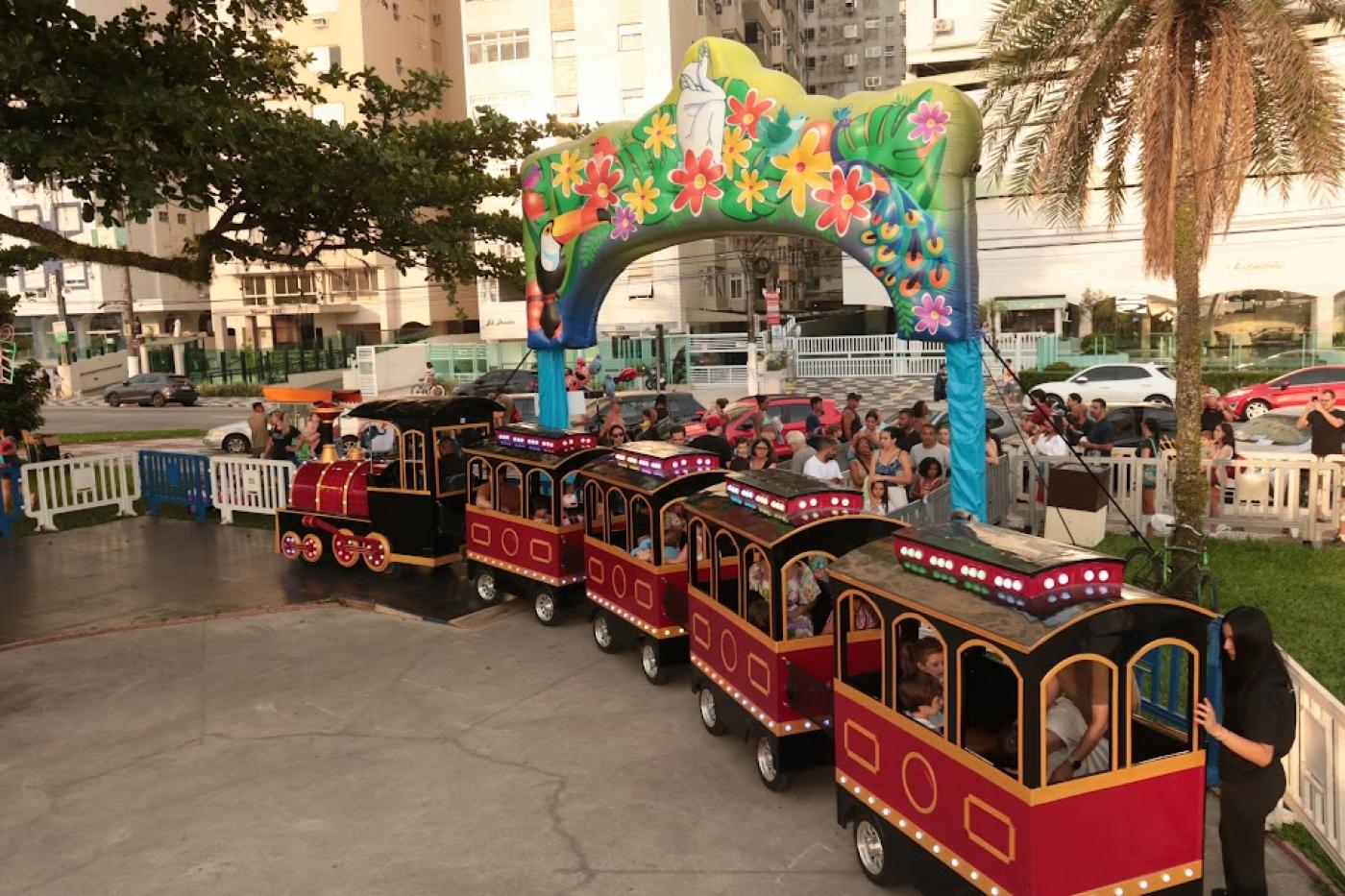 trem decorado com pessoas dentro #paratodosverem