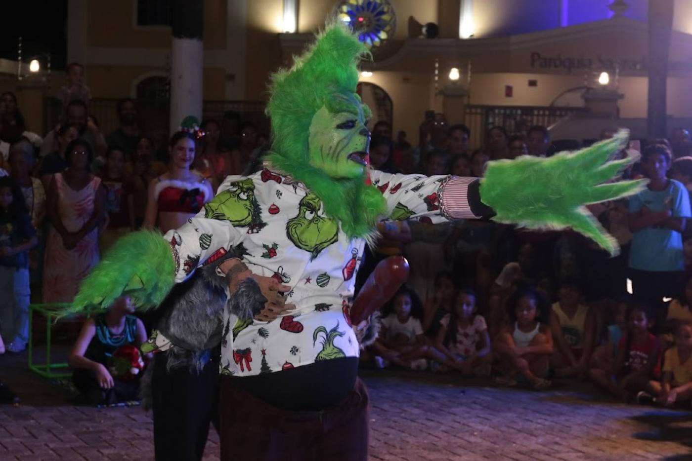 personagem infantil em tom verde #paratodosverem