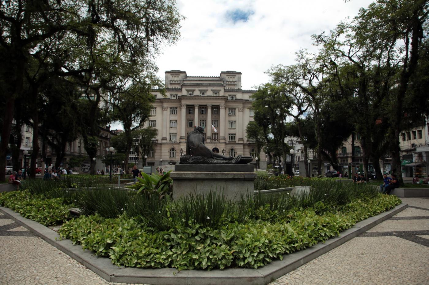 a fachada da prefeitura com detalhes da praça mauá em primeiro plano. #paratodosverem 