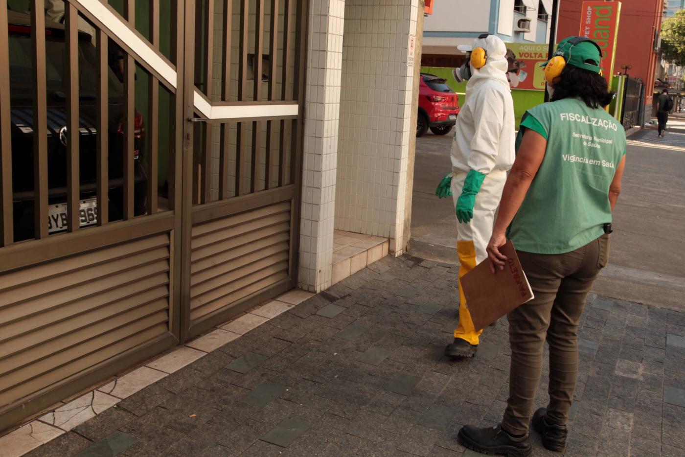 agente da dengue com equipamento de nebulização e outra agente. #paratodosverem