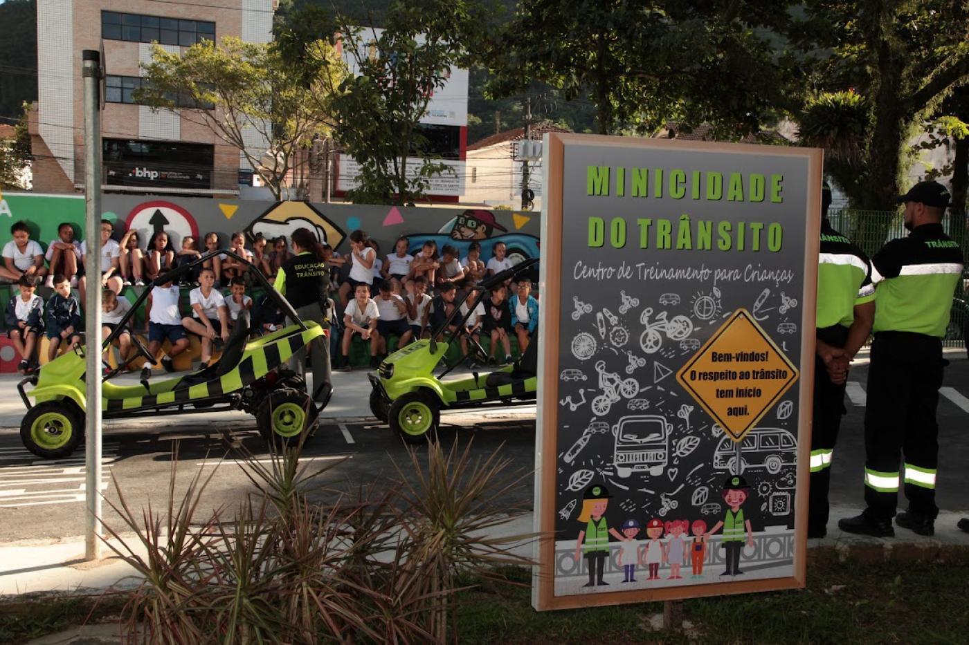 crianças assistem a palestra na minicidade #paratodosverem